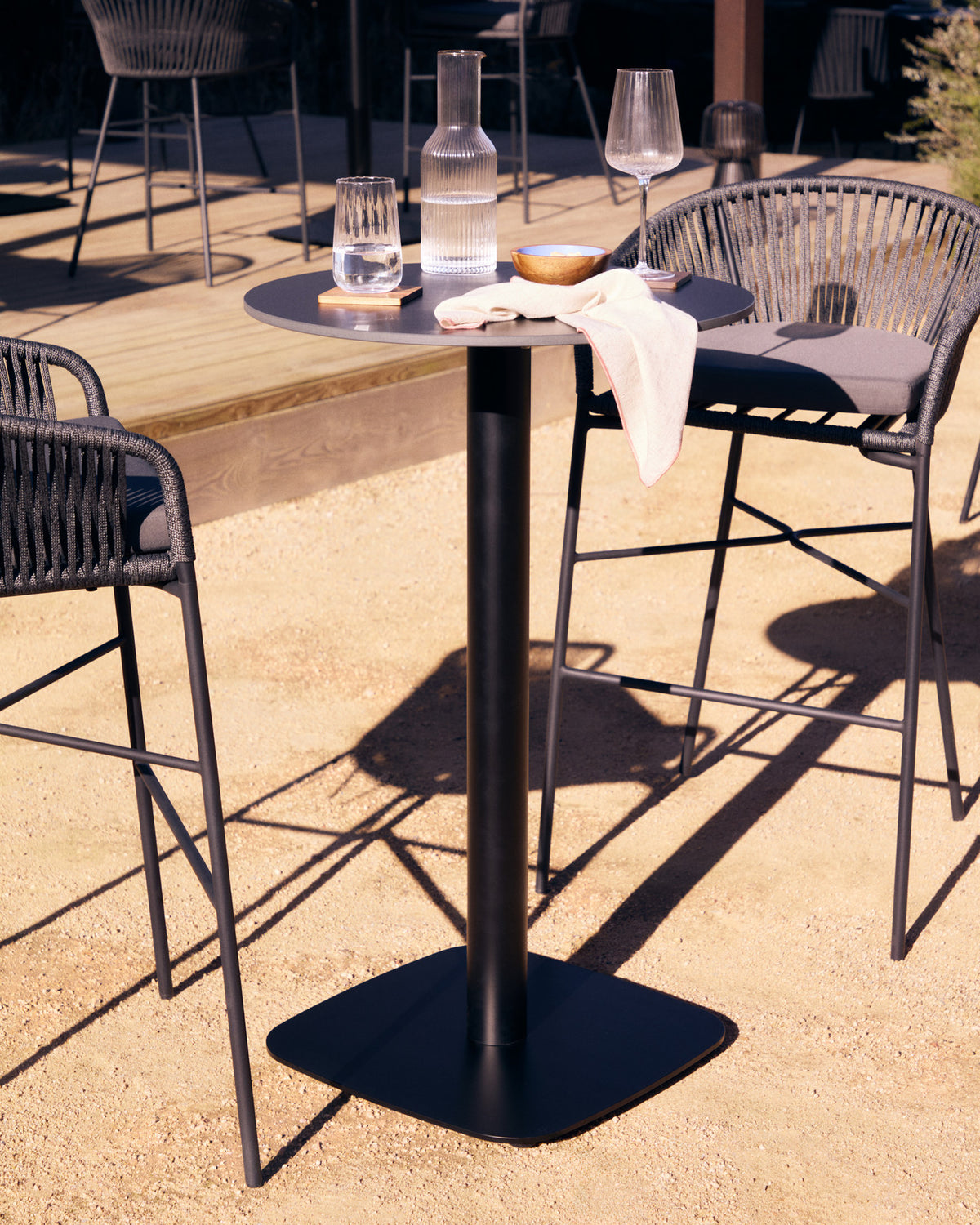 Dina hoher runder Outdoor-Tisch schwarz mit schwarz lackiertem Metallgestell Ø 60x96 cm in Schwarz präsentiert im Onlineshop von KAQTU Design AG. Gartentisch ist von Kave Home