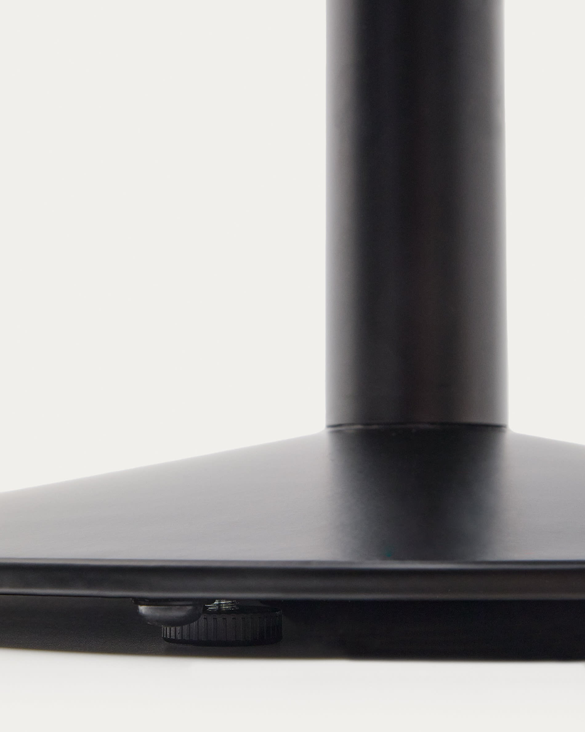 Moderner Esstisch Esilda von Kave Home: Ø90cm, naturfarbene Melaminoberfläche, elegante schwarze Metallbeine, ideal für stilvolle Essbereiche.