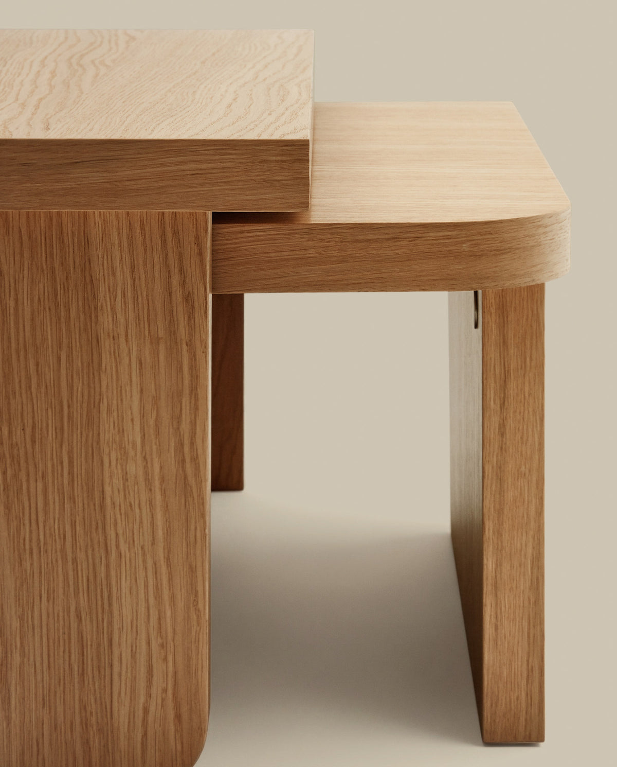 Oaq Set aus 2 Couchtischen aus Eichenfurnier mit natürlichem Finish FSC Mix Credit in Natur präsentiert im Onlineshop von KAQTU Design AG. Couchtisch ist von Kave Home