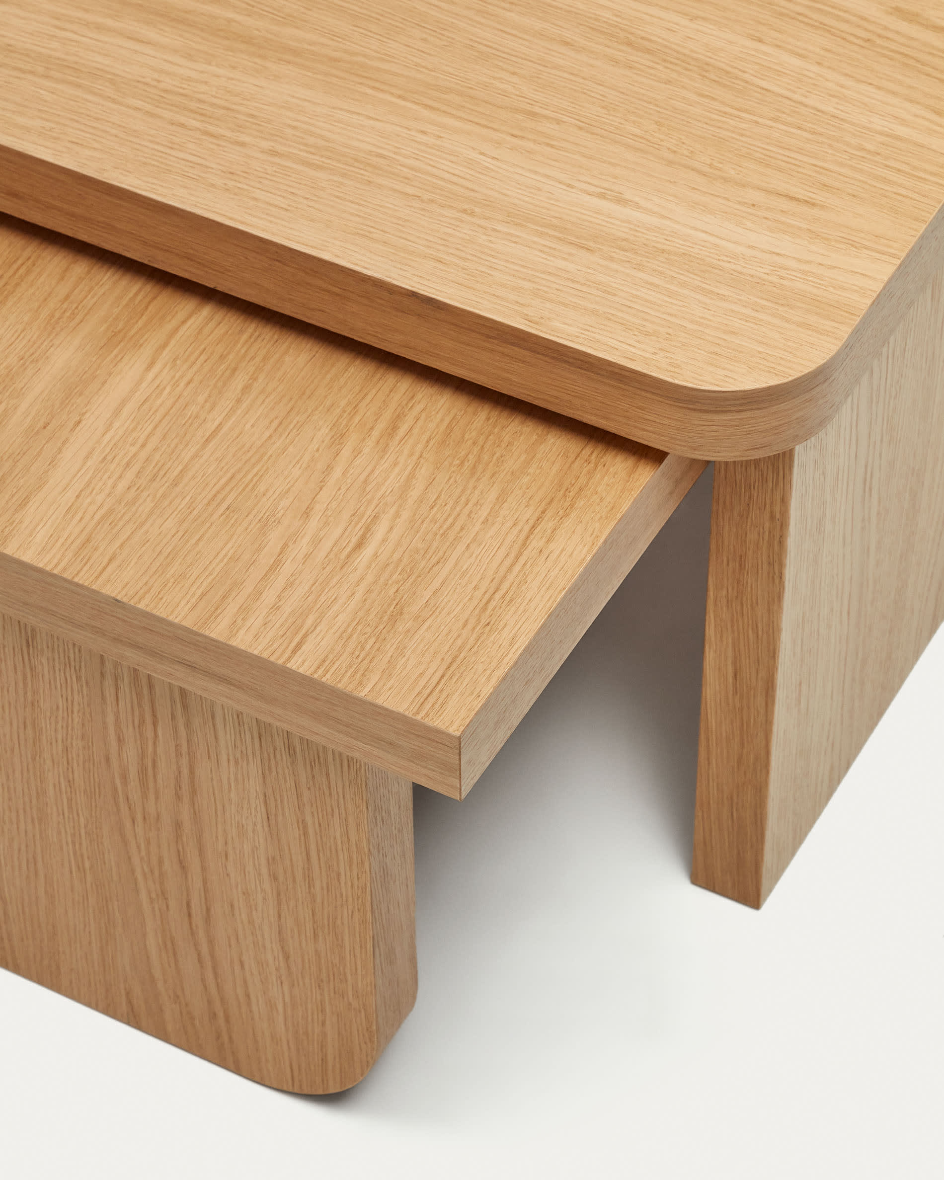 Stilvolles Set aus 2 Couchtischen aus hochwertigem Eichenfurnier mit natürlichem Finish, nachhaltig und perfekt für jedes Wohnzimmer.