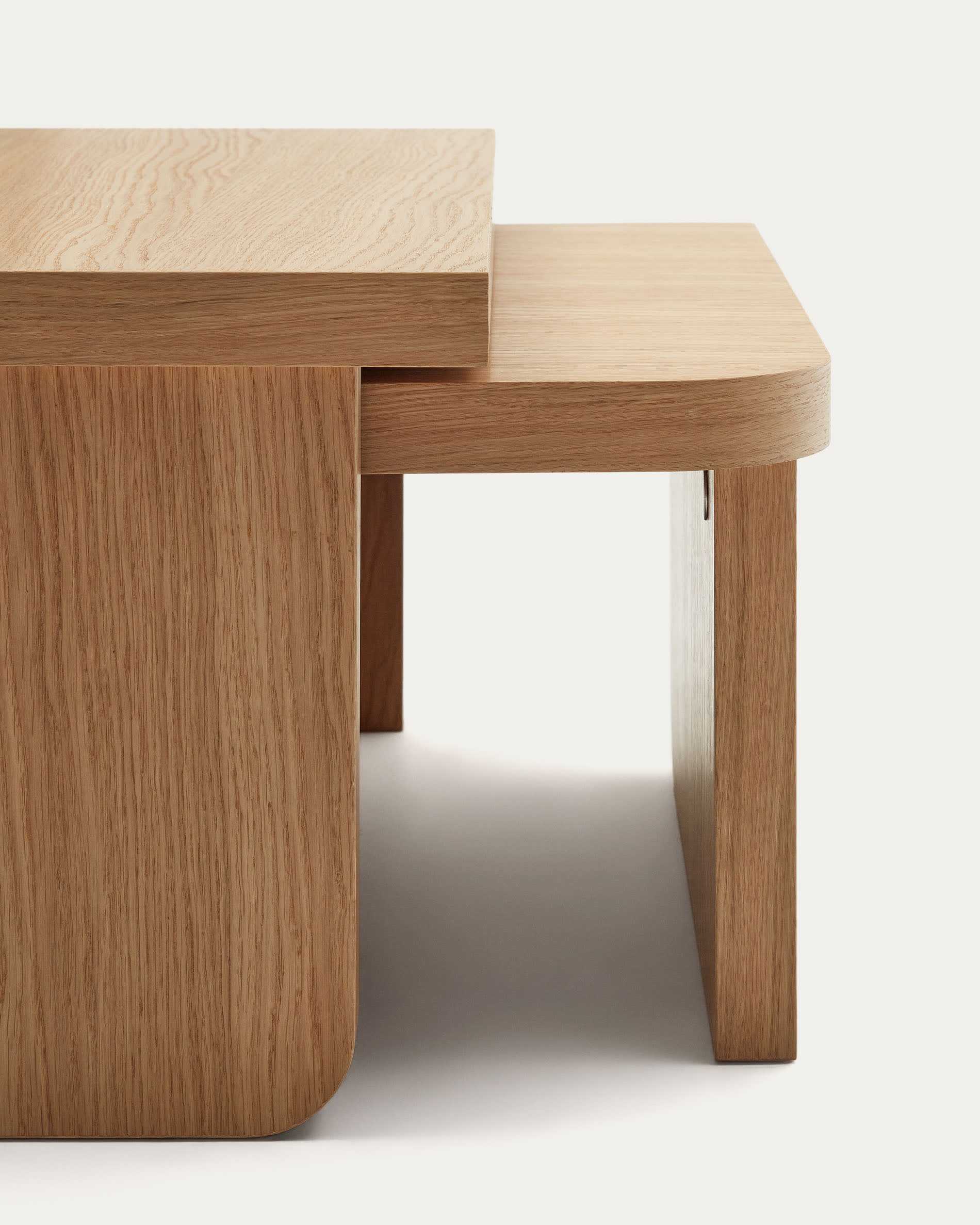 Elegantes Set aus 2 Couchtischen aus Eichenfurnier mit natürlichem Finish. Nachhaltig, robust und ideal für ein modernes Wohnzimmer.