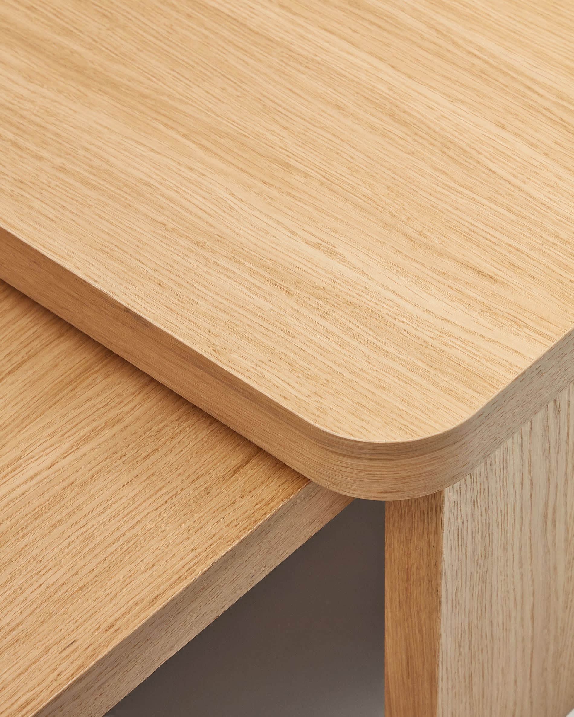 Stilvolles Set aus 2 Couchtischen aus hochwertigem Eichenfurnier. Nachhaltig, langlebig und perfekt für ein einladendes Wohnambiente.