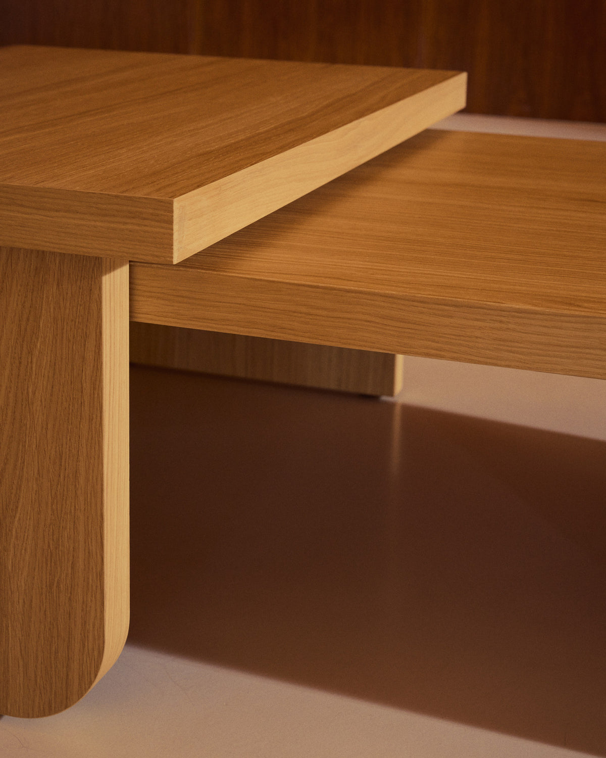 Oaq Set aus 2 Couchtischen aus Eichenfurnier mit natürlichem Finish FSC Mix Credit in Natur präsentiert im Onlineshop von KAQTU Design AG. Couchtisch ist von Kave Home