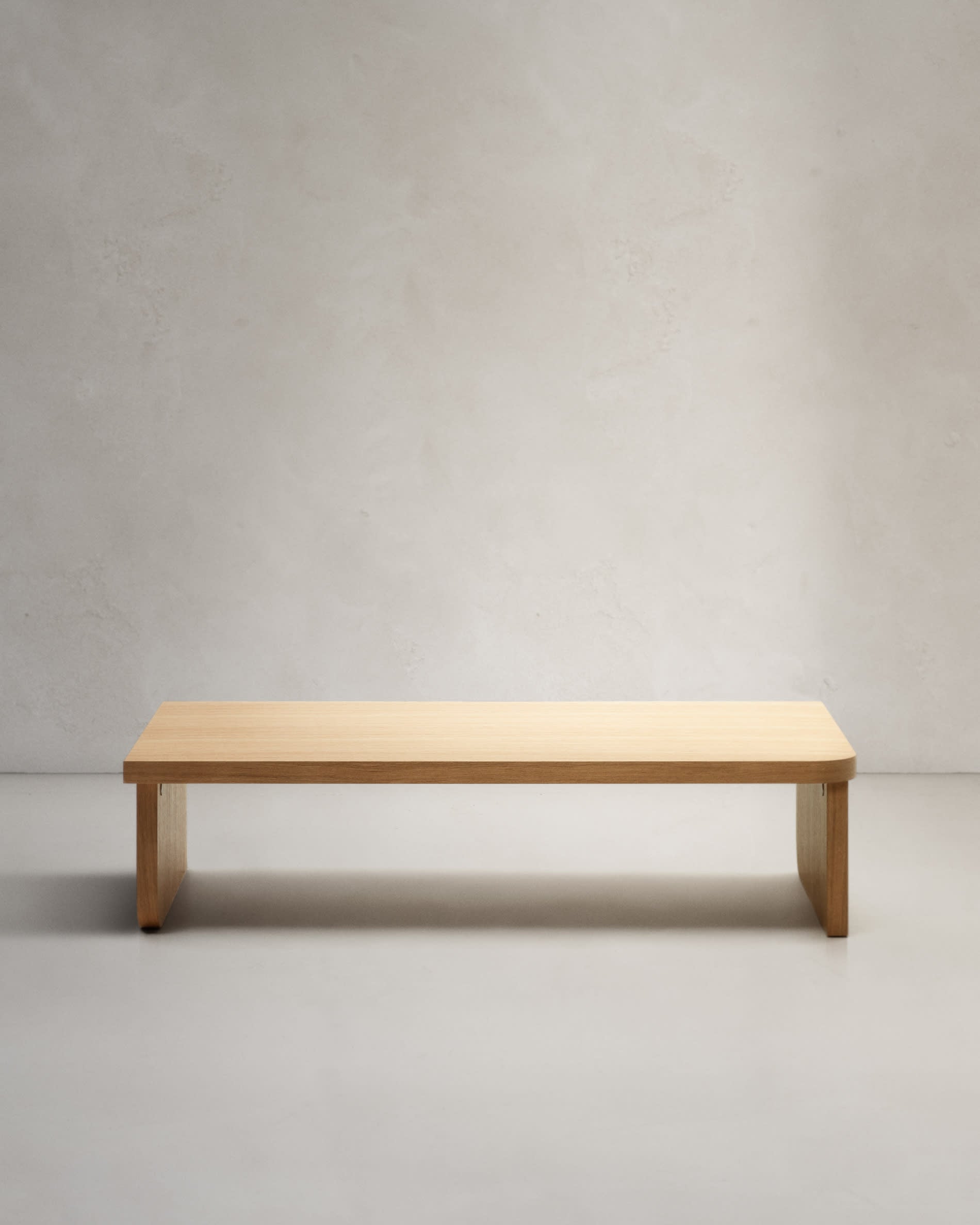 Moderner Oaq Couchtisch aus Eichenfurnier, 140x75 cm, mit natürlichem Finish, FSC-zertifiziert, von Kave Home.