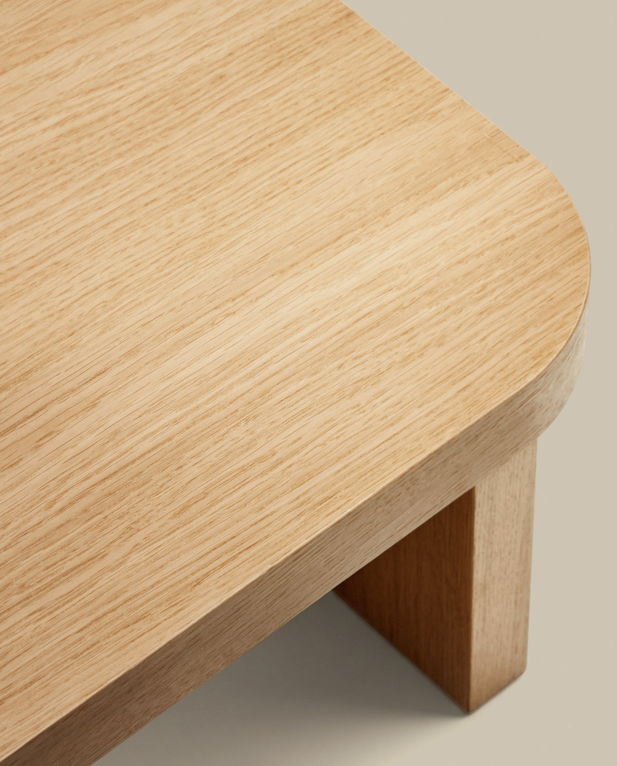 Oaq Couchtisch aus Eichenfurnier mit natürlichem Finish 140 x 75 cm FSC Mix Credit in Natur präsentiert im Onlineshop von KAQTU Design AG. Couchtisch ist von Kave Home