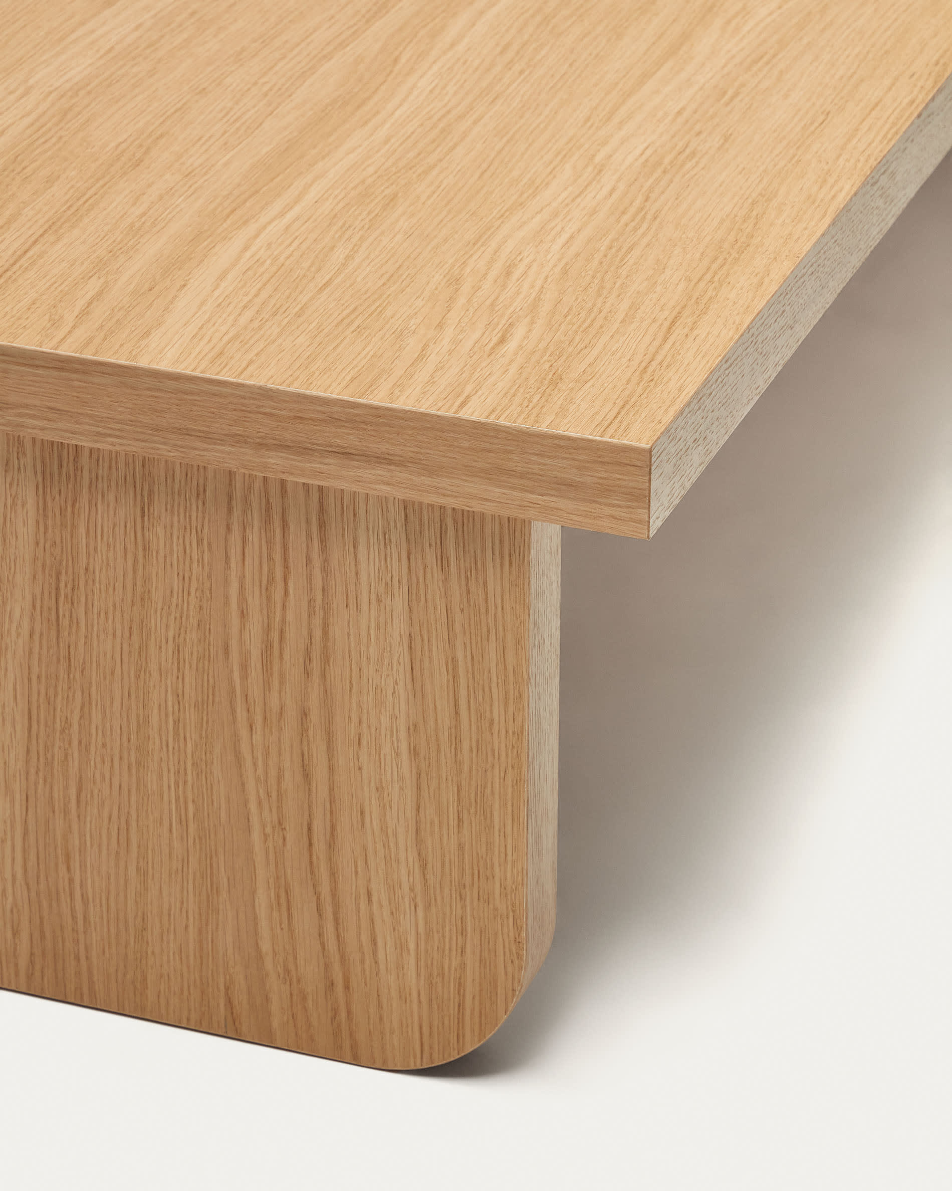 Eleganter Oaq Couchtisch aus hochwertigem Eichenfurnier, 140 x 75 cm, mit natürlichem Finish und nachhaltiger FSC-Zertifizierung von Kave Home.
