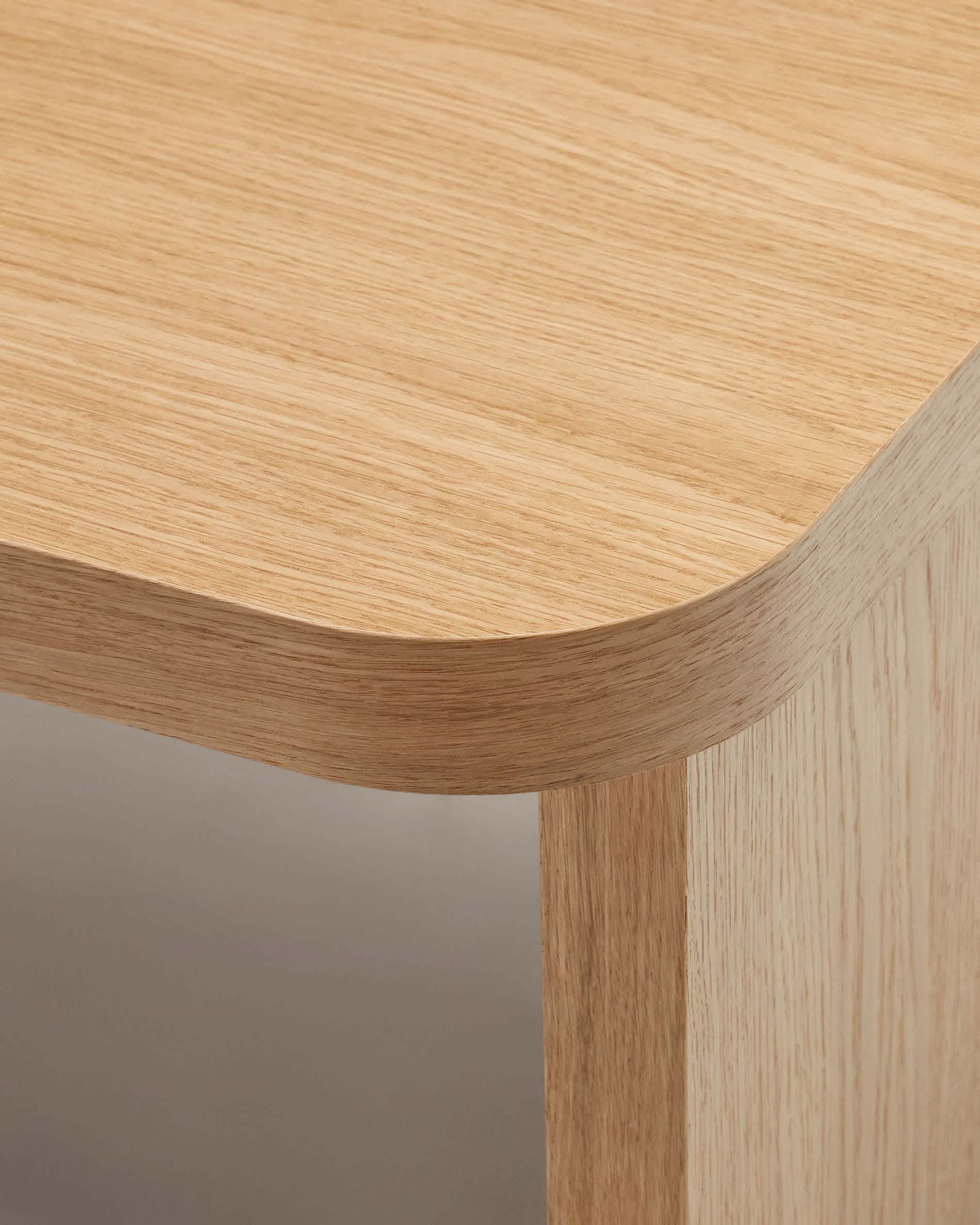 Stilvoller Oaq Couchtisch aus Eichenfurnier, 140 x 75 cm, mit natürlichem Finish und umweltfreundlicher FSC Mix Credit-Zertifizierung von Kave Home.