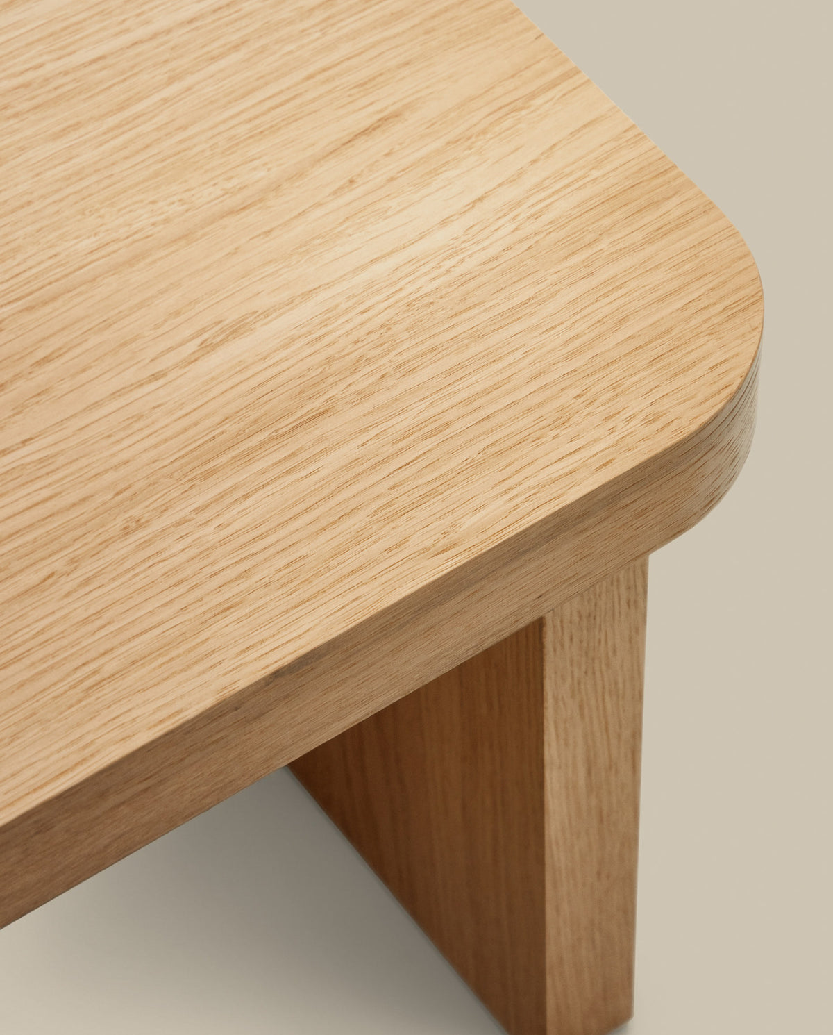 Oaq Couchtisch aus Eichenfurnier mit natürlichem Finish 89 x 62 cm FSC Mix Credit in Natur präsentiert im Onlineshop von KAQTU Design AG. Couchtisch ist von Kave Home