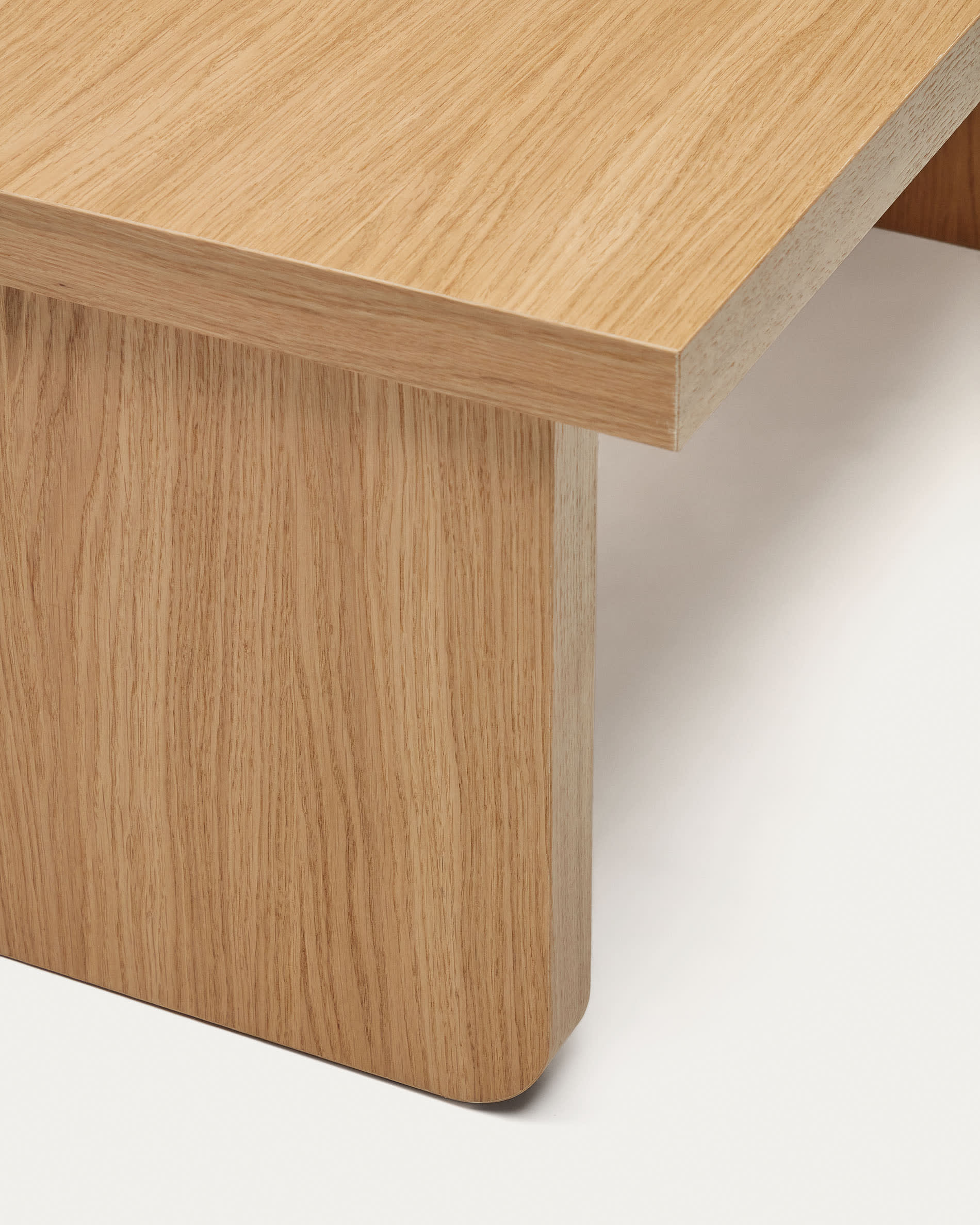 Moderner Oaq Couchtisch aus FSC-zertifiziertem Eichenfurnier, 89 x 62 cm. Ideal für jeden Wohnraum, vereint Funktionalität und Ästhetik.