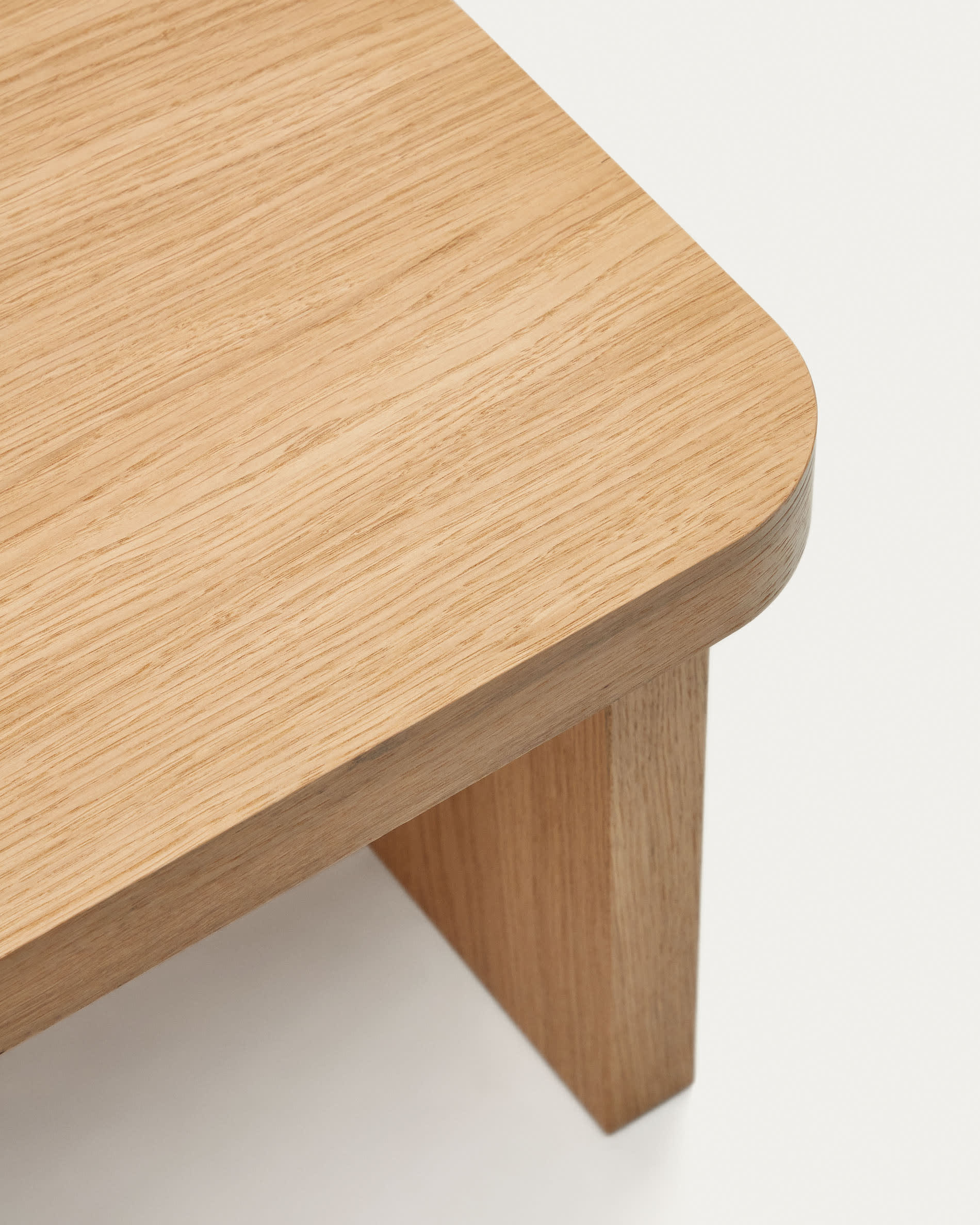 Eleganter Oaq Couchtisch aus Eichenfurnier mit natürlichem Finish, 89 x 62 cm. Nachhaltig, stilvoll und vielseitig für Ihr Wohnzimmer.