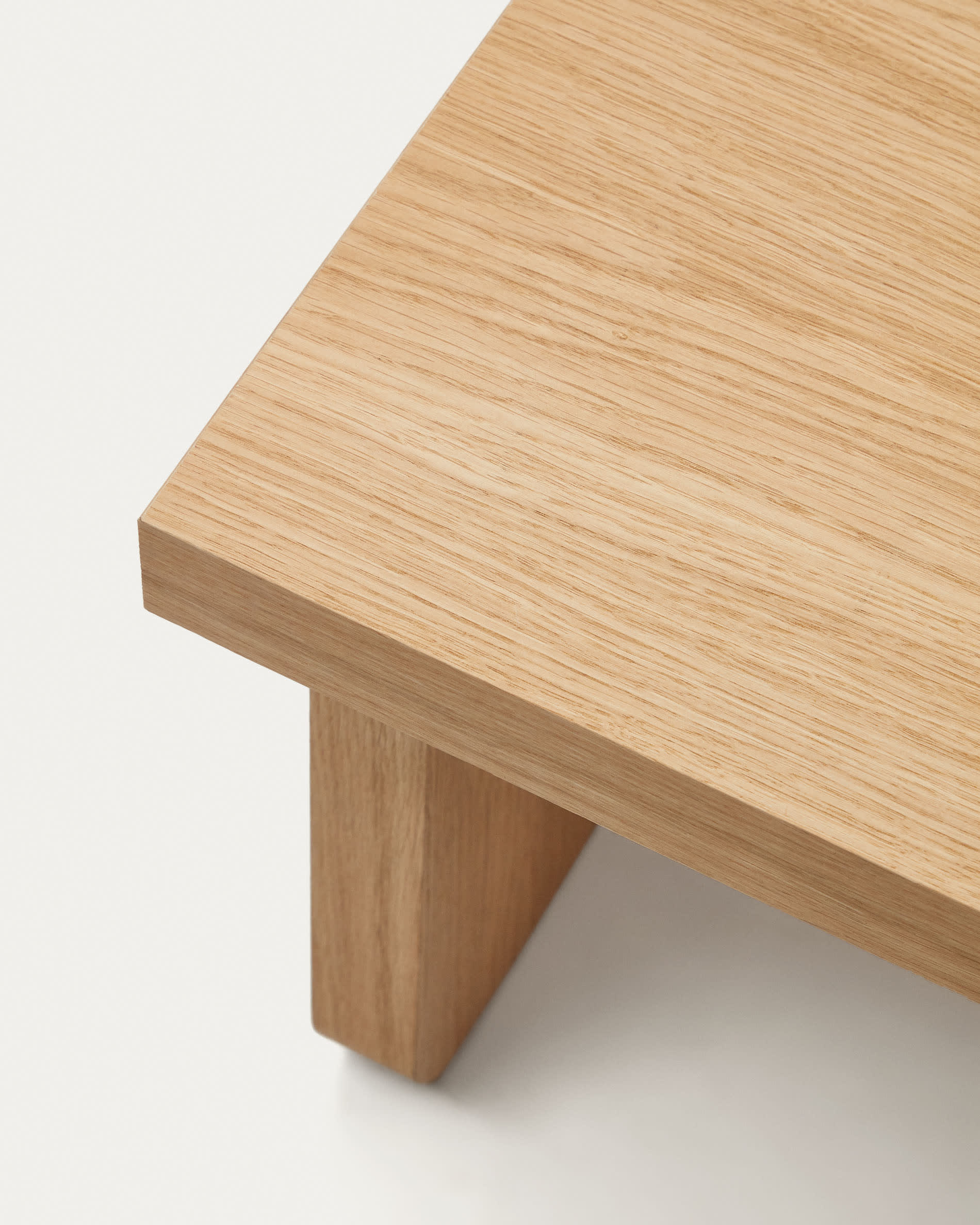 Moderner Oaq Couchtisch aus FSC-zertifiziertem Eichenfurnier, 89 x 62 cm. Ideal für jeden Wohnstil, funktional und nachhaltig.