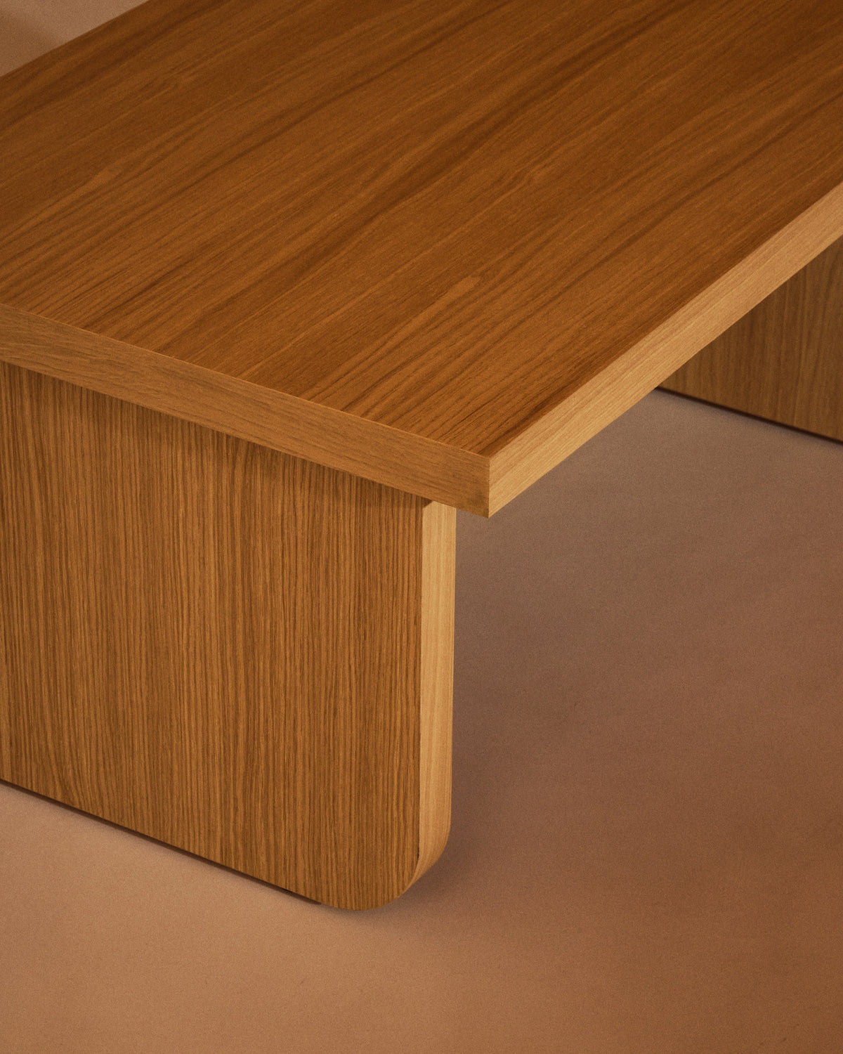 Oaq Couchtisch aus Eichenfurnier mit natürlichem Finish 89 x 62 cm FSC Mix Credit in Natur präsentiert im Onlineshop von KAQTU Design AG. Couchtisch ist von Kave Home