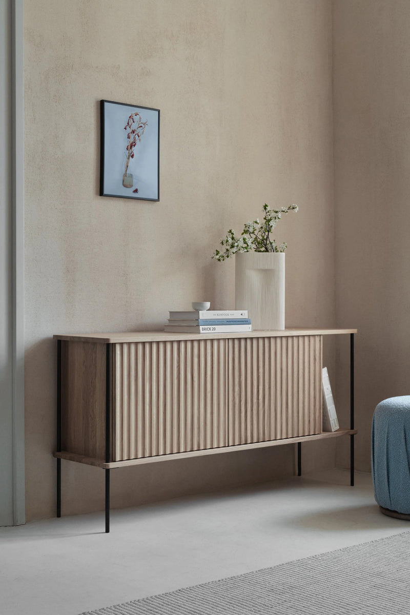 Eleganter Maya MY02 Holzschrank von Tamo, ideal für moderne Büros, mit harmonischem Design und praktischen Stauraummöglichkeiten.