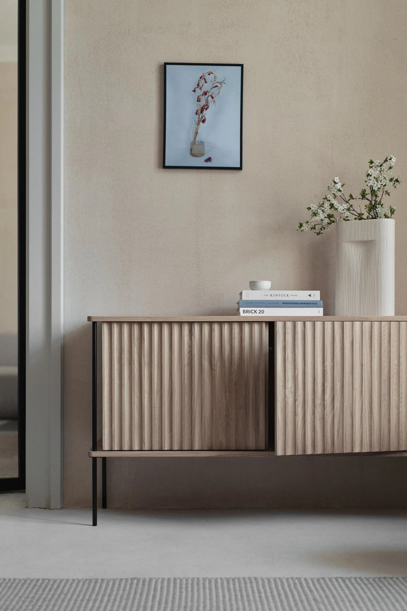 Stilvoller Maya MY02 Holzschrank von Tamo, perfekt für Büros, bietet eine ansprechende Optik und funktionale Aufbewahrungslösungen.