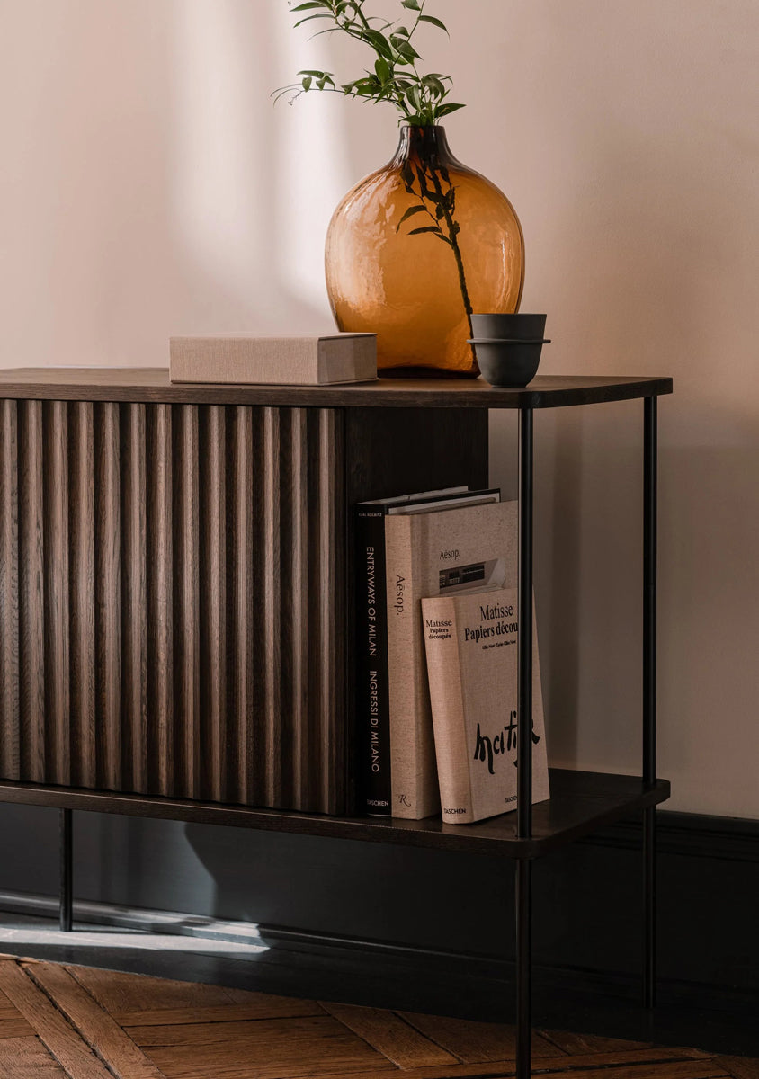Eleganter Holzschrank Maya MY02 von Tamo, ideal für Büros, kombiniert Funktionalität mit modernem Design und schafft eine ansprechende Arbeitsatmosphäre.