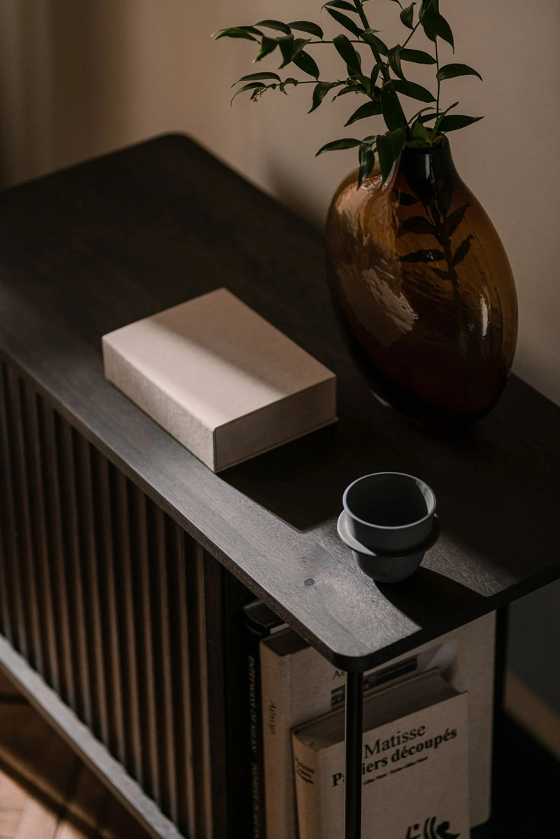 Moderner Büroschrank Maya MY02 aus Holz von Tamo, bietet stilvollen Stauraum und fügt sich harmonisch in jedes Büroambiente ein.
