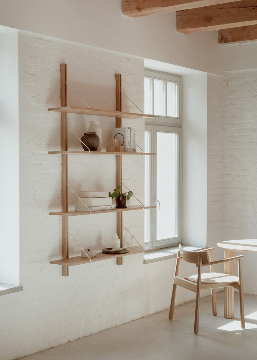 Elegantes Standregal Rodd RDD1019 von Tamo, aus Holz mit stilvollen offenen Ablagen und zeitgemäßem, schlankem Profil.