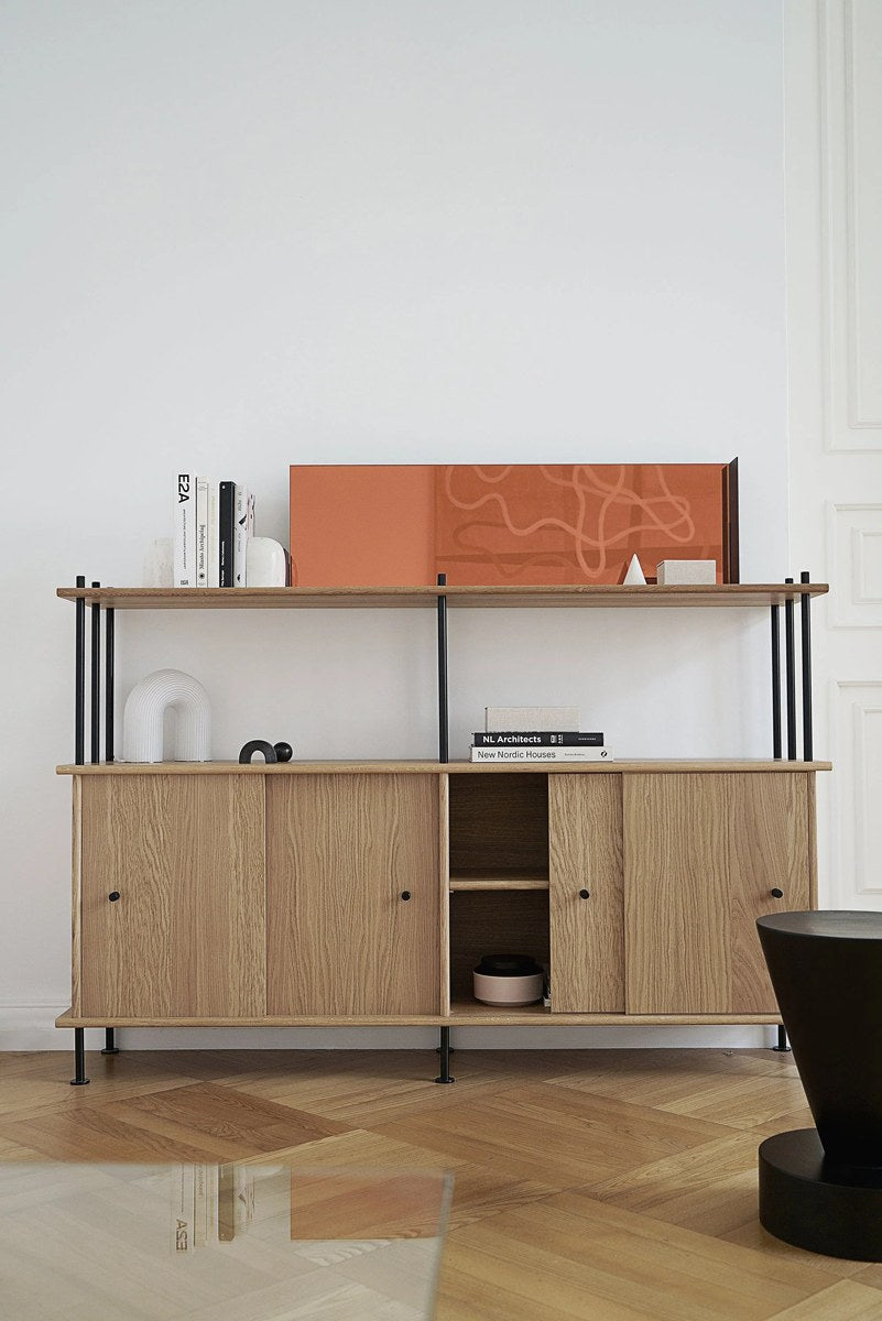 Foto eines Halbregals aus massivem Eichenholz in der Farbe Eiche Natur mit Holzfronten und pulverbeschichteten Metallstützen, mehrere Einlegeböden.