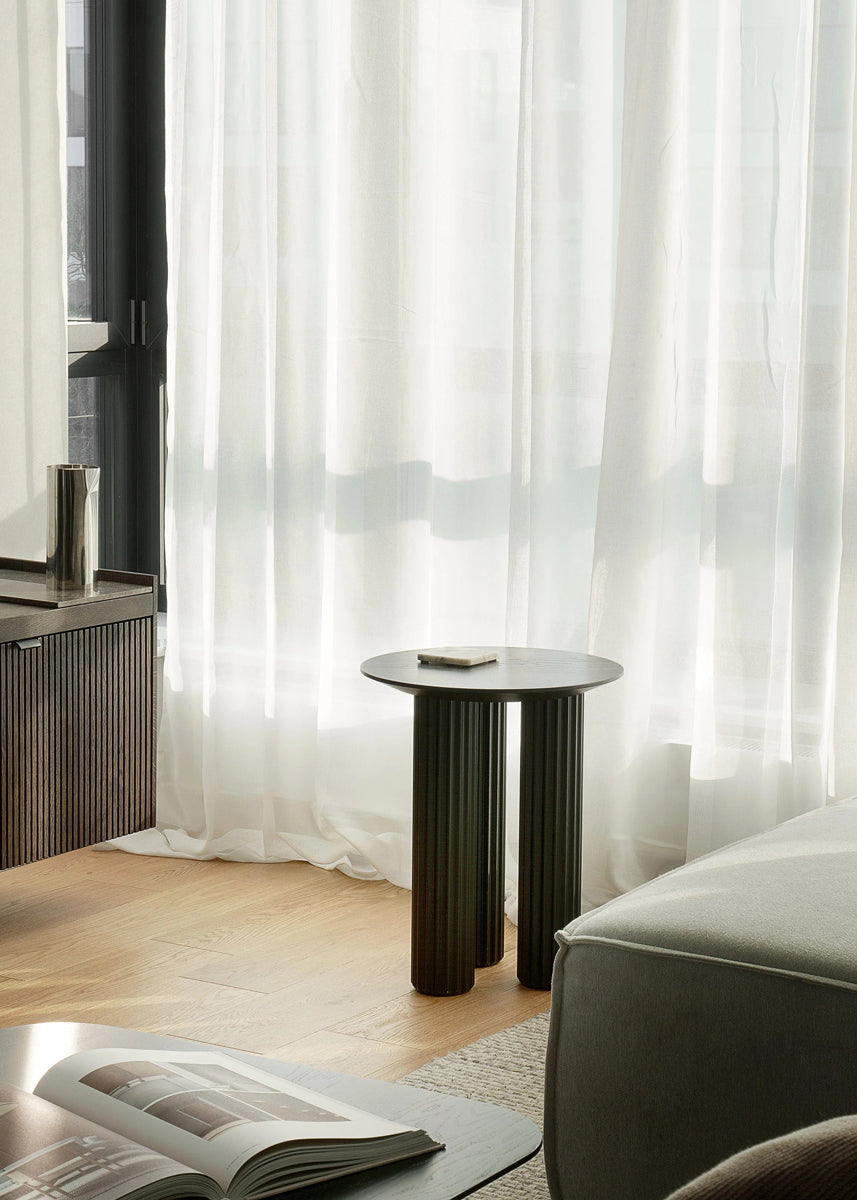 Eleganter Holz-Beistelltisch FILR42 von Tamo mit stilvollem Design, quadratischer Tischplatte und minimalistischen Beinen – ideal für jedes Ambiente.