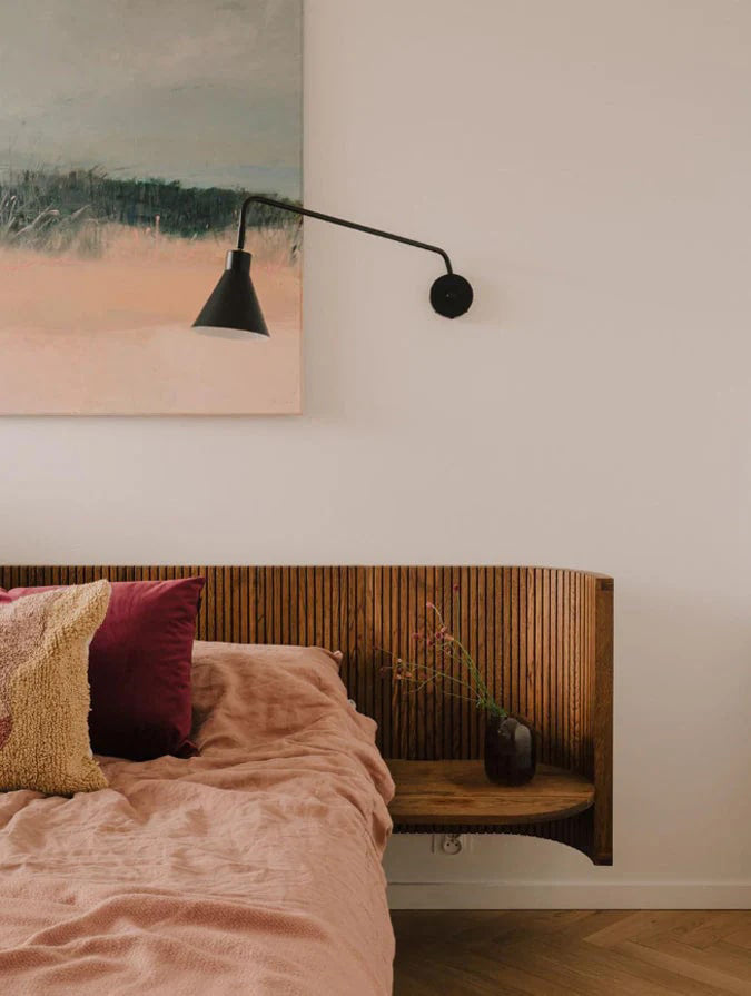 Elegantes Holzbett Hug HGB180 von Tamo, ausgestattet mit einem stilvollen gepolsterten Kopfteil und einem minimalistischen Rahmen.
