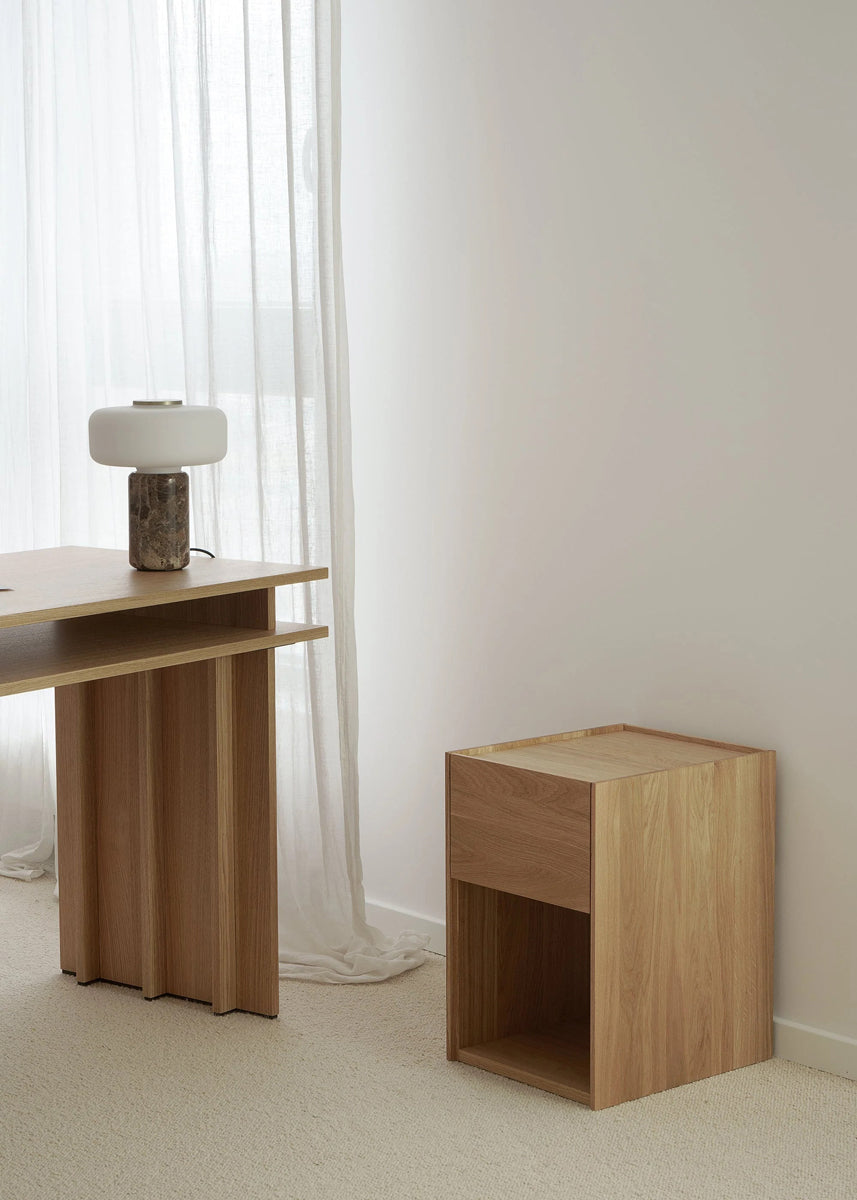 Eleganter Nachttisch Kari KRI01 von Tamo, aus hochwertigem Holz, ideal für ein modernes und gemütliches Ambiente im Schlafzimmer.