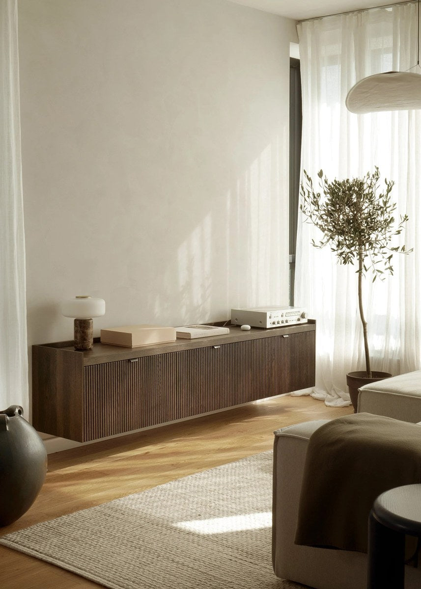 TV-Schrank Meda aus Eichen-Leimholz in Eiche Natur mit gerillten Fronten, Aluminiumgriffen und hängender Wandmontage.