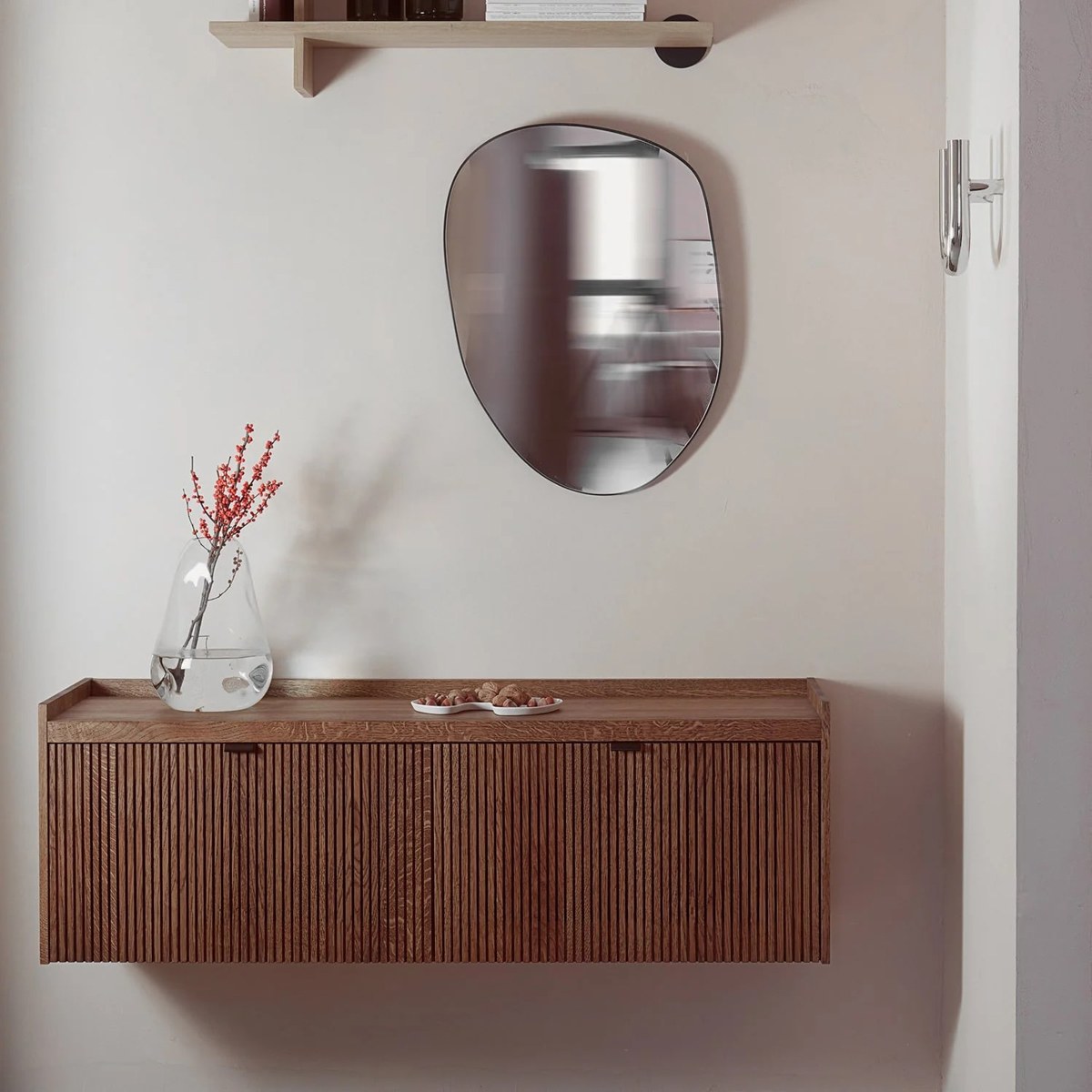 TV-Schrank Meda aus Eichen-Leimholz in Eiche Natur mit gerillten Fronten, Aluminiumgriffen und hängender Wandmontage.