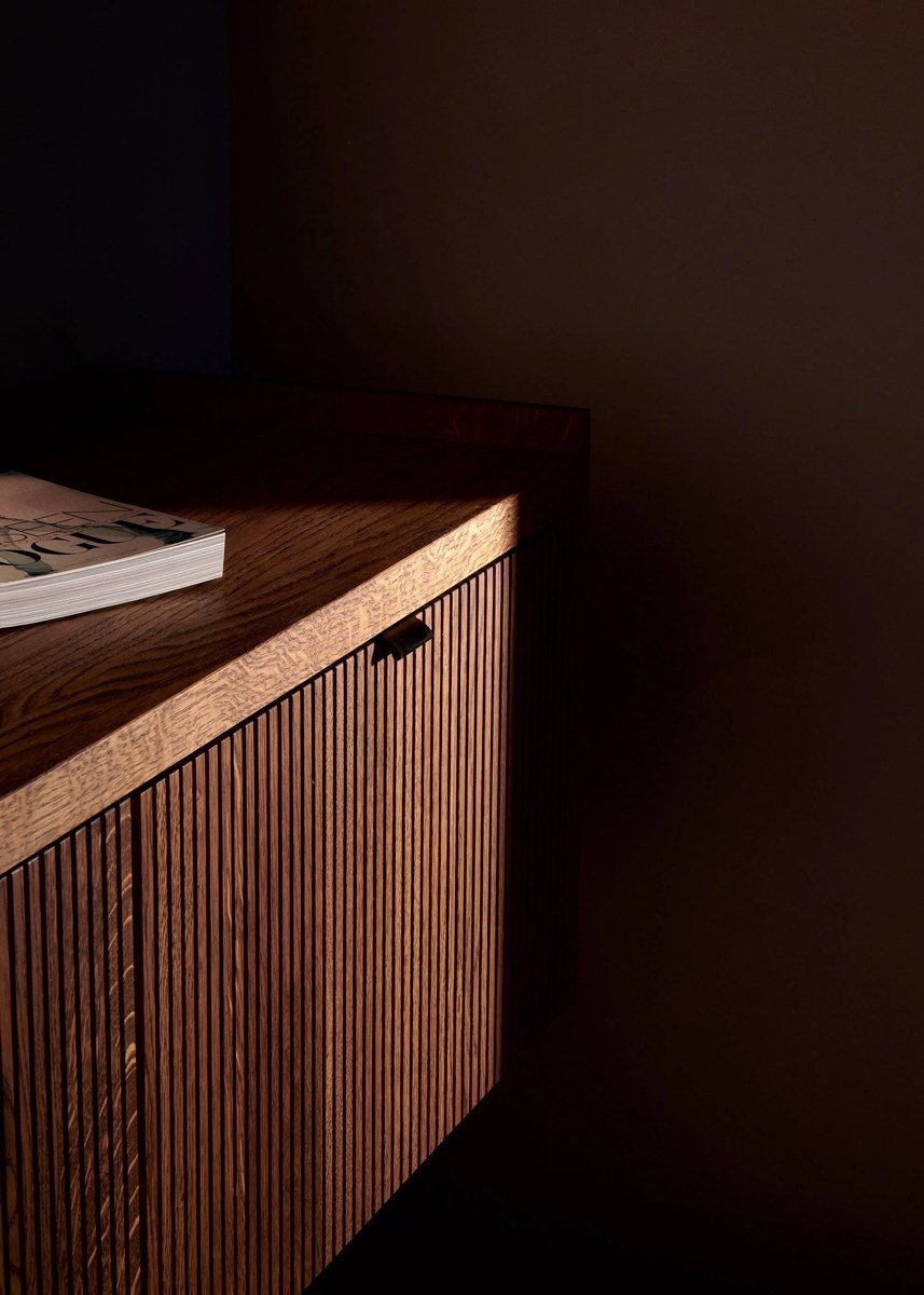 TV-Schrank Meda aus Eichen-Leimholz in Eiche Natur mit gerillten Fronten, Aluminiumgriffen und hängender Wandmontage.