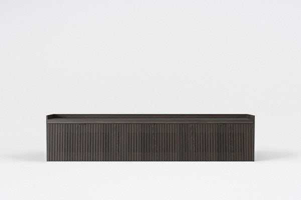 TV-Schrank Meda aus Eichen-Leimholz in Eiche Natur mit gerillten Fronten, Aluminiumgriffen und hängender Wandmontage.