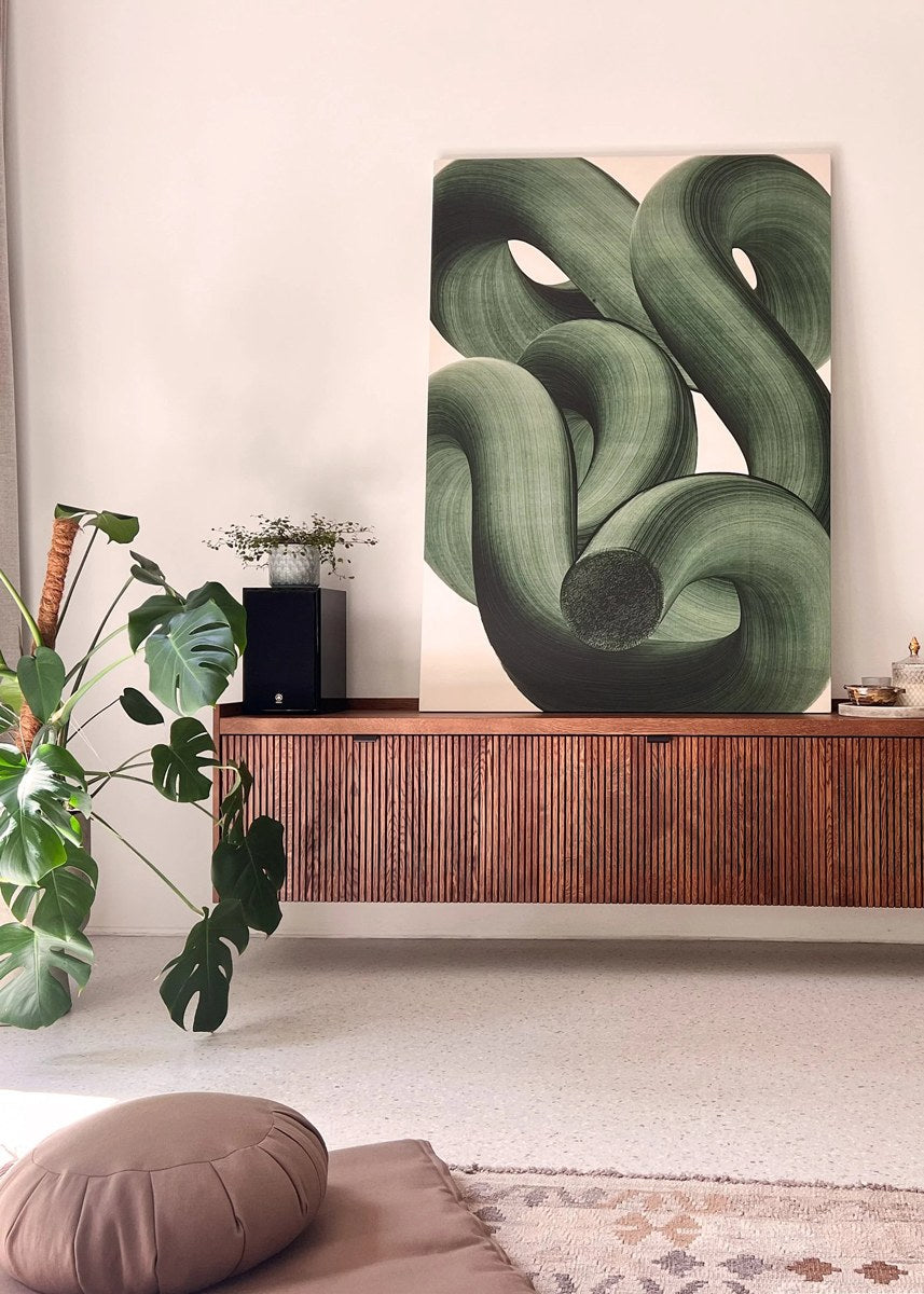 TV-Schrank Meda aus Eichen-Leimholz in Eiche Natur mit gerillten Fronten, Aluminiumgriffen und hängender Wandmontage.