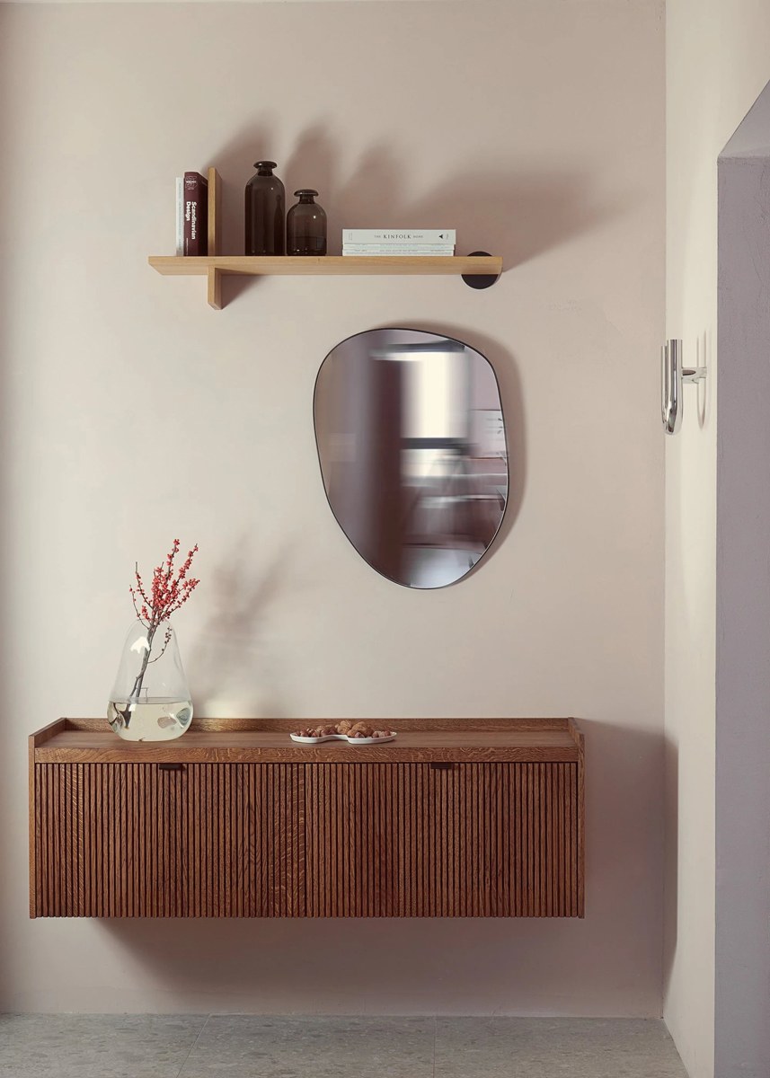 TV-Schrank Meda aus Eichen-Leimholz in Eiche Natur mit gerillten Fronten, Aluminiumgriffen und hängender Wandmontage.