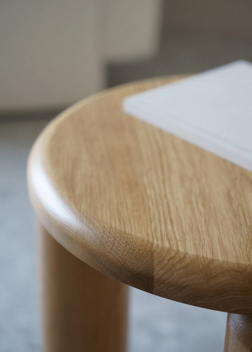 Beistelltisch Neo von Tamo aus massivem Eichenholz, Farbe Eiche Natur, mit quadratischer, minimalistischer Form auf schlanken Holzbeinen.