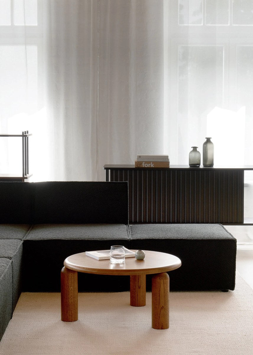 Beistelltisch Neo von Tamo aus massivem Eichenholz, Farbe Eiche Natur, mit quadratischer, minimalistischer Form auf schlanken Holzbeinen.