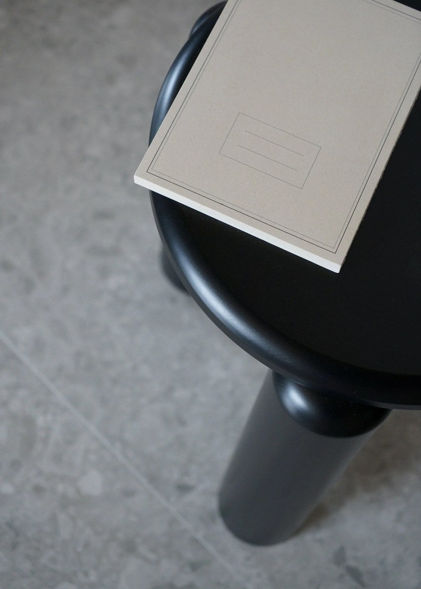 Beistelltisch Neo von Tamo aus massivem Eichenholz, Farbe Eiche Natur, mit quadratischer, minimalistischer Form auf schlanken Holzbeinen.