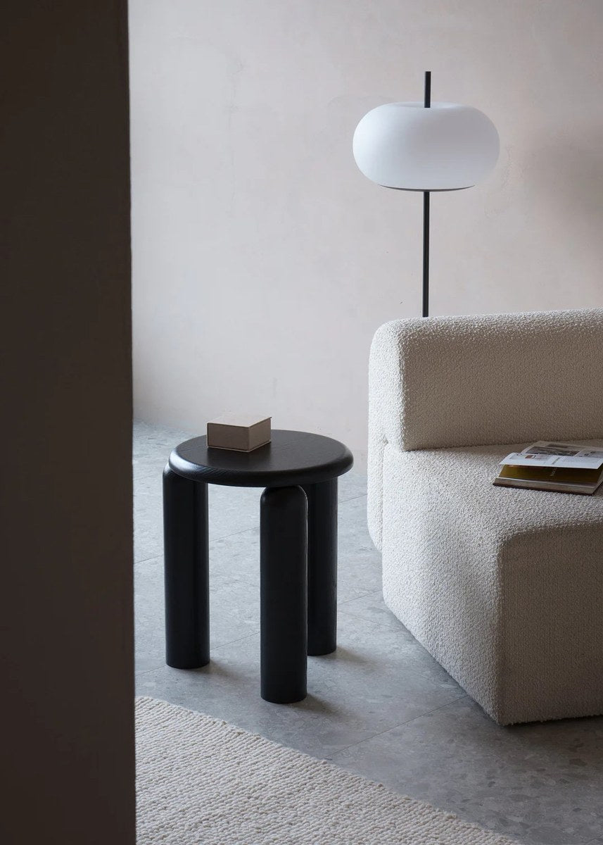 Beistelltisch Neo von Tamo aus massivem Eichenholz, Farbe Eiche Natur, mit quadratischer, minimalistischer Form auf schlanken Holzbeinen.