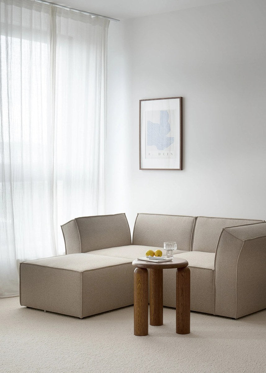 Beistelltisch Neo von Tamo aus massivem Eichenholz, Farbe Eiche Natur, mit quadratischer, minimalistischer Form auf schlanken Holzbeinen.