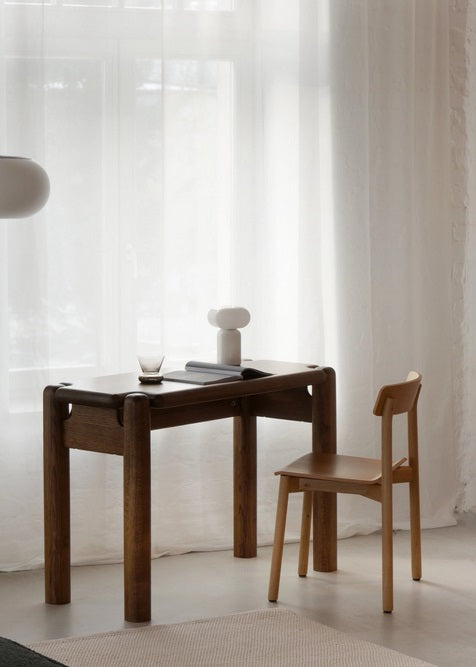Moderner Puffo PFF01 Schreibtisch von Tamo, perfekt für stilvolle Arbeitsumgebungen, mit ansprechender Holzoberfläche und durchdachtem Design.