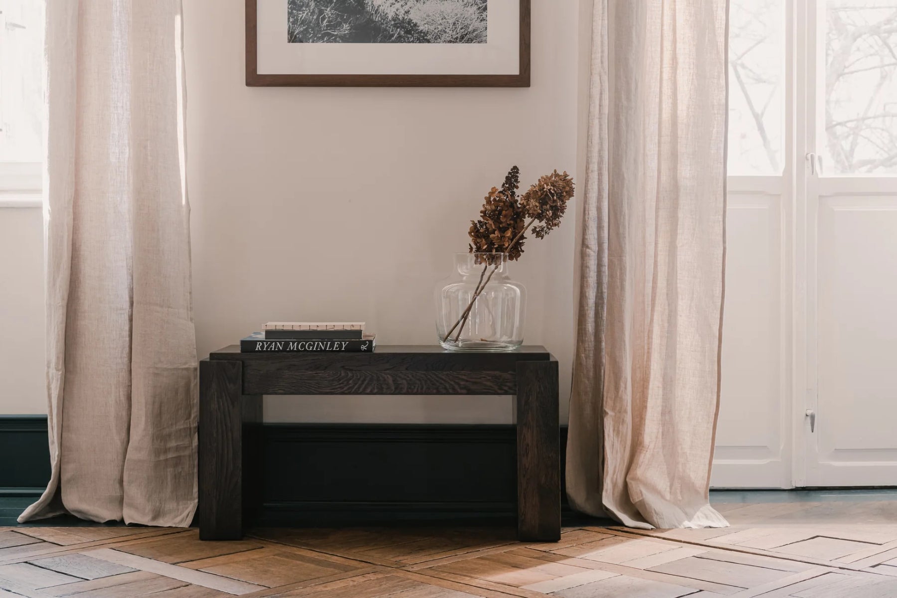 Elegante Pura PRA80 Sitzbank von Tamo, gefertigt aus warmem Holz, mit modernem Design und bequemer Polsterung für jeden Wohnraum.