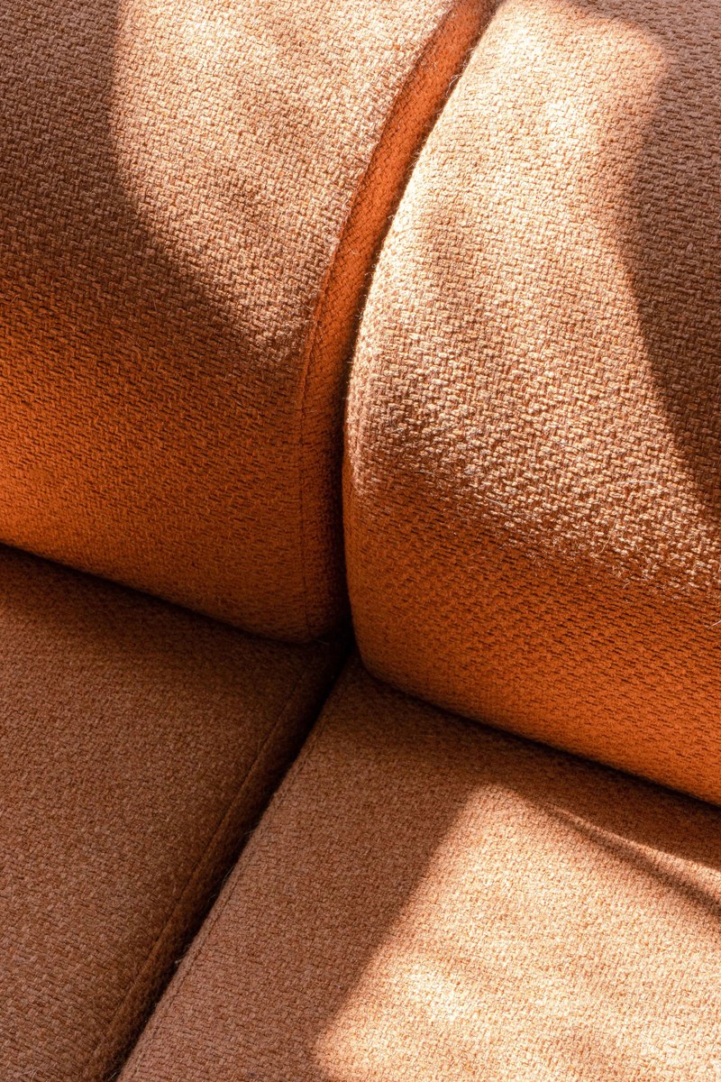 Modulares Sofa Tori von Tamo in Anthrazit mit gepolsterter Sitzfläche, abgerundeter Rückenlehne und Kunststofffüssen.