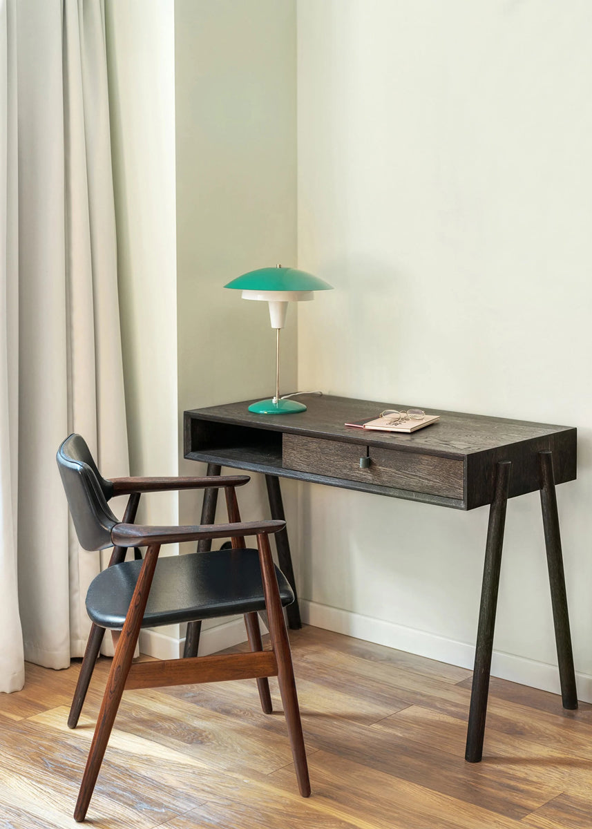 Eleganter Holzschreibtisch Amelia AML01 von Tamo, mit natürlicher Holzmaserung, ideal für stilvolle Büros und kreative Arbeitsumgebungen.