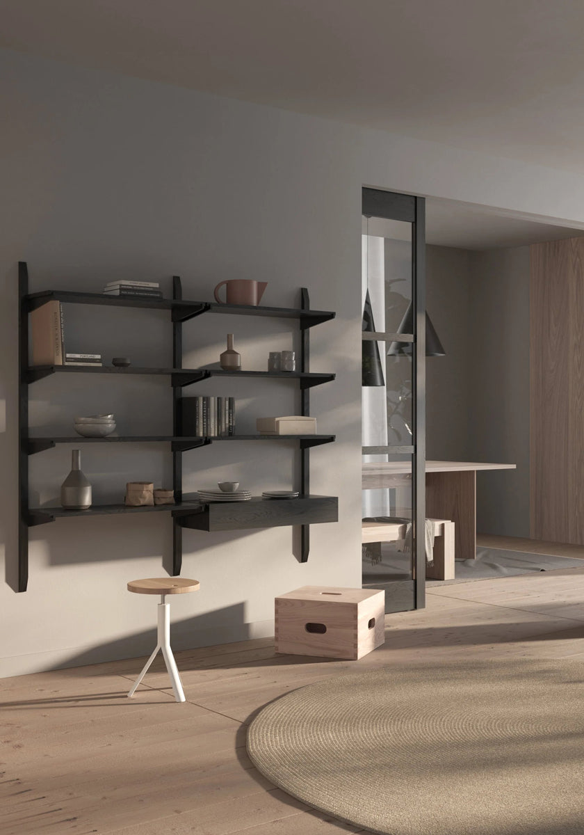 Eleganter Holzfachboden Noki NKI166D von Tamo, ideal für stilvolle Wandregale und moderne Inneneinrichtungen in warmen Holztönen.