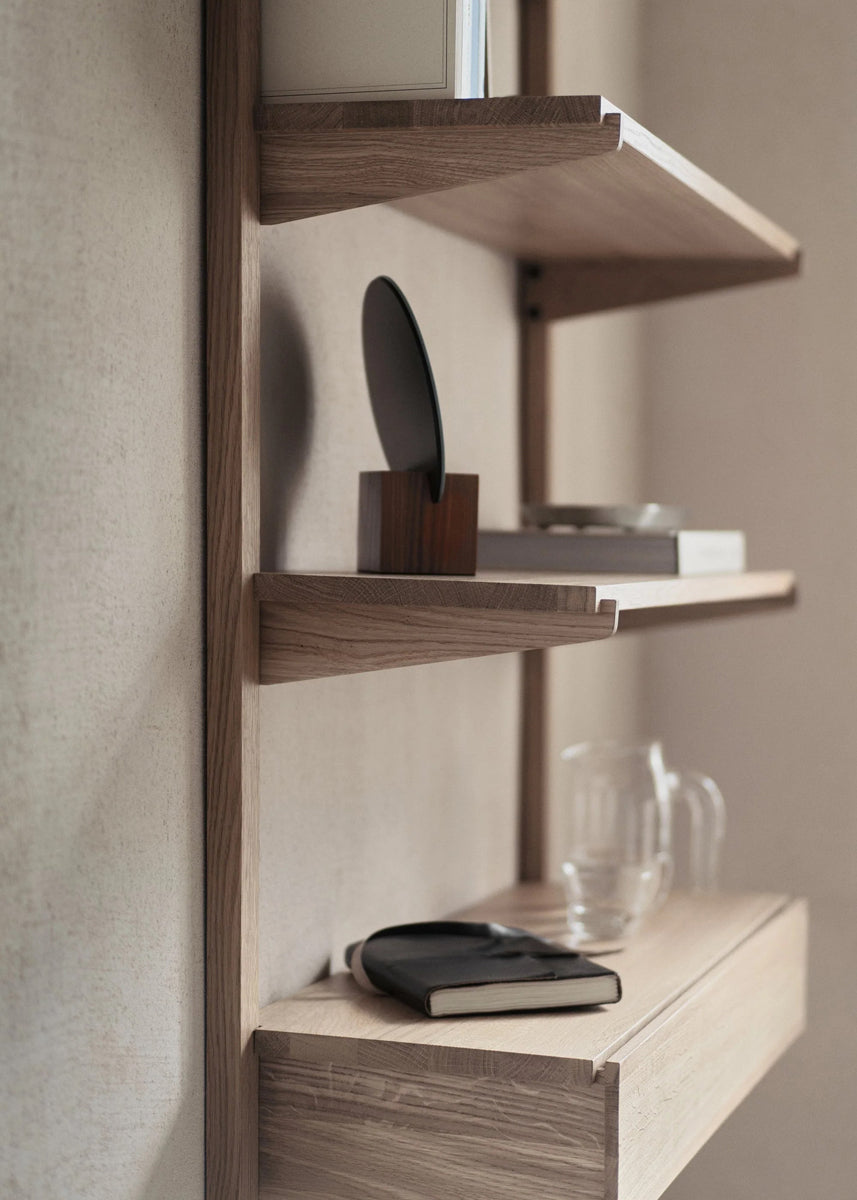 Stilvolles Wandregal Noki NKI247D aus edlem Holz, perfekt für moderne Wohnräume und individuelle Gestaltungsmöglichkeiten.