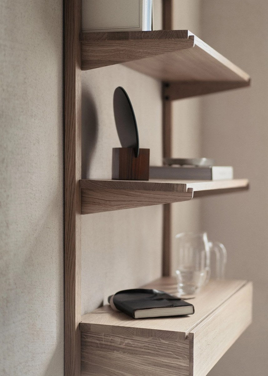 Wandmontiertes Holzregal Noki aus massivem Eichenholz in Eiche Natur mit offenen Fachböden, modularer Aufbau, Hersteller Tamo.