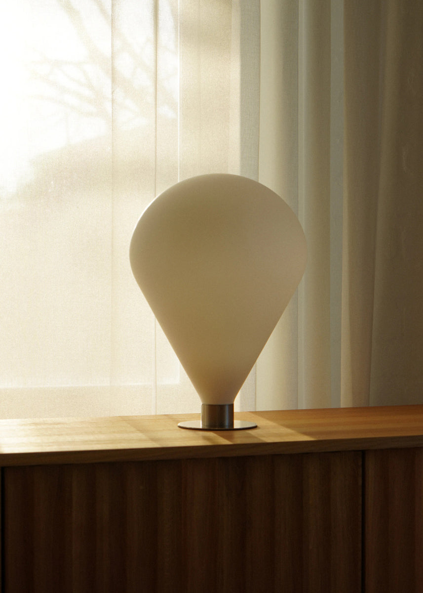 Stimmungsvolle Ely ELY01 Tischleuchte von Tamo, die durch ihr zeitgemäßes Design und sanftes Licht eine gemütliche Atmosphäre schafft.