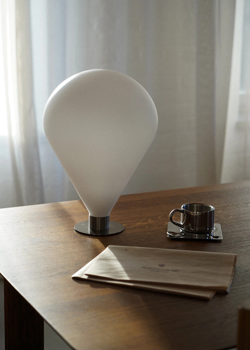 Elegante Ely ELY01 Tischleuchte von Tamo, die modernes Design mit warmem Licht kombiniert und jeden Raum stilvoll erhellt.