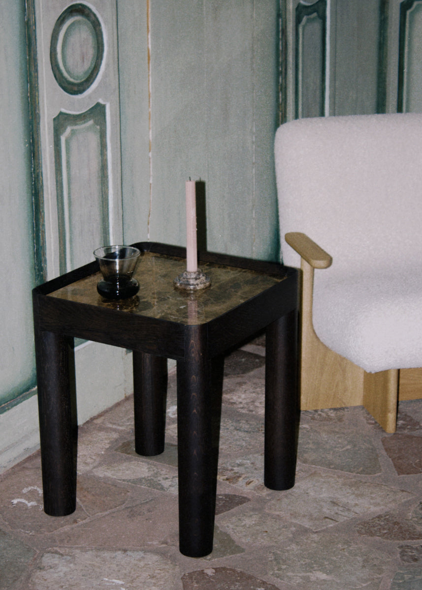Stylischer Inset IST41 Beistelltisch von Tamo, ideal für zeitgemäße Einrichtungen, vereint Ästhetik und Funktionalität in einem kompakten Design.