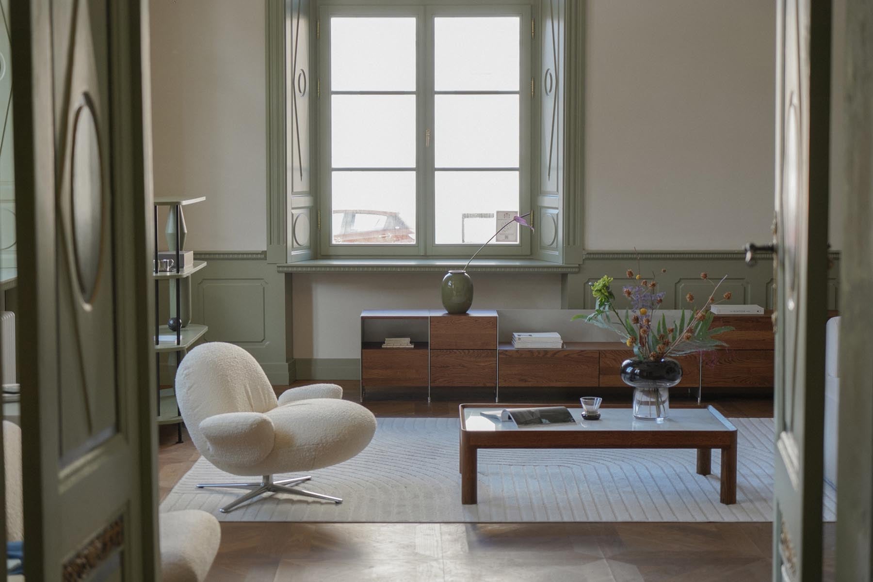 Eleganter Inset ISTS41 Beistelltisch von Tamo, stilvoll präsentiert mit einem modernen Design und einem ansprechenden, hellen Ambiente.