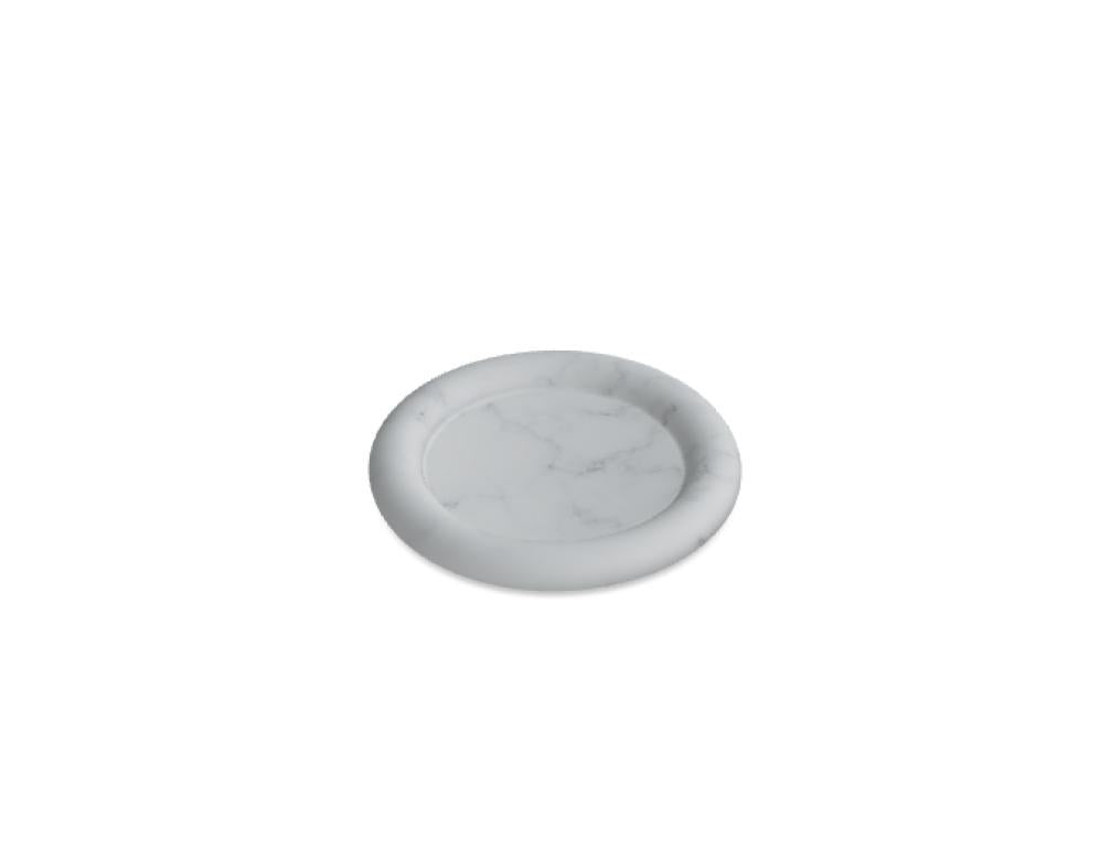 Rundes Marmortablett Luva von Tamo mit sanft abgerundetem Rand, Durchmesser 25 cm, in natürlicher Steinmaserung und individuellem Farbverlauf.