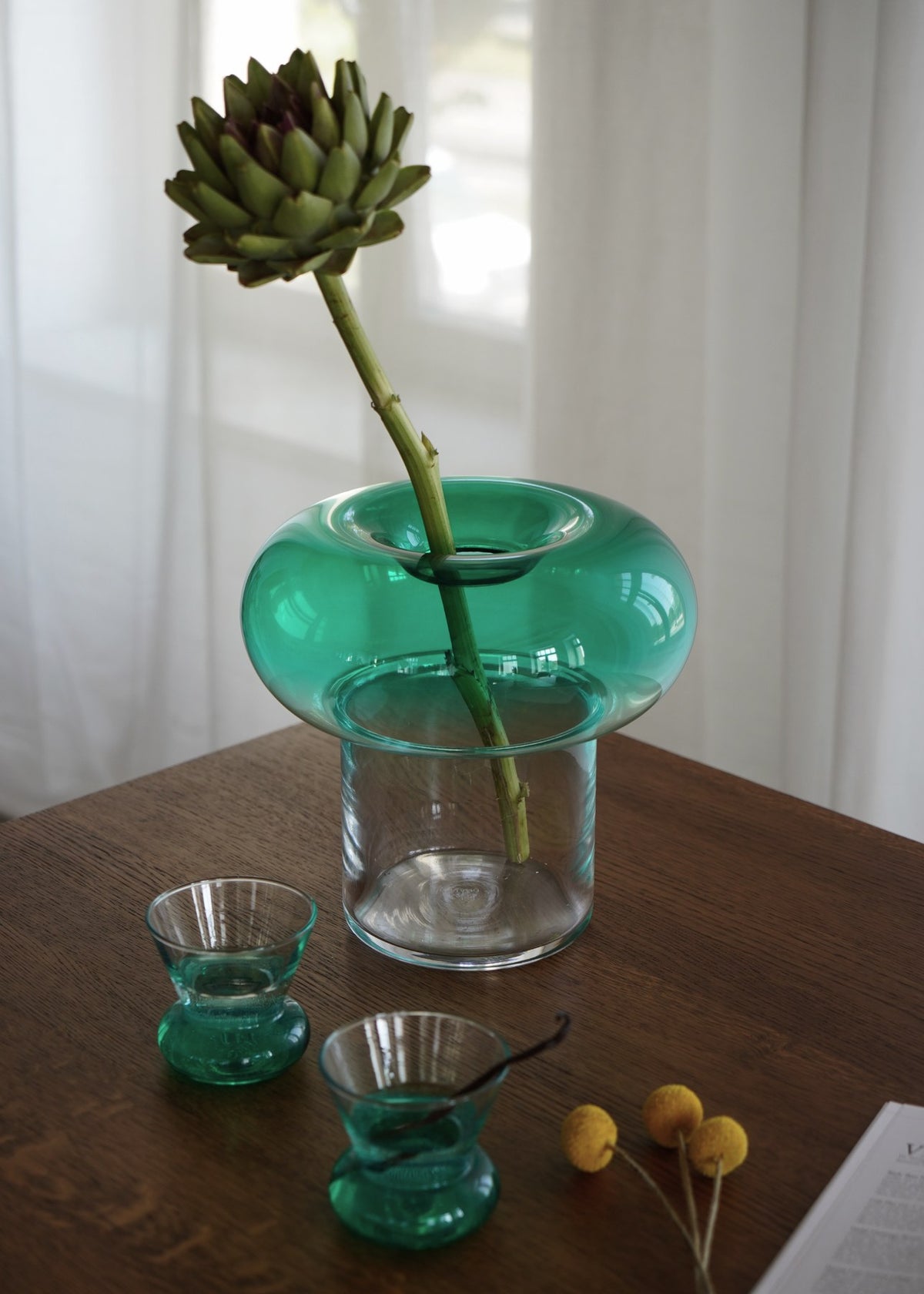 Grünes mundgeblasenes Glas Orio von Tamo, rund geformt mit handgemaltem Farbverlauf, Durchmesser 95 mm, Höhe 90 mm, Fassungsvermögen 250 ml.
