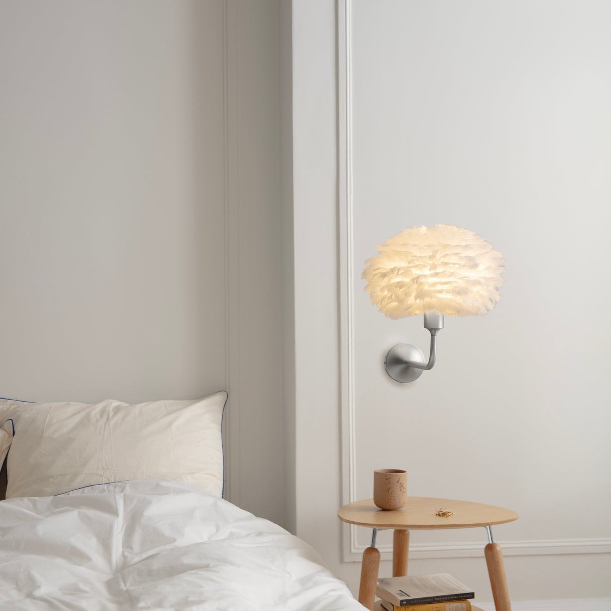 Stilvoller Eos Lampenschirm von Umage in strahlendem Weiß, perfekt für zeitgemäße Wohnräume und sorgt für einladendes Licht.